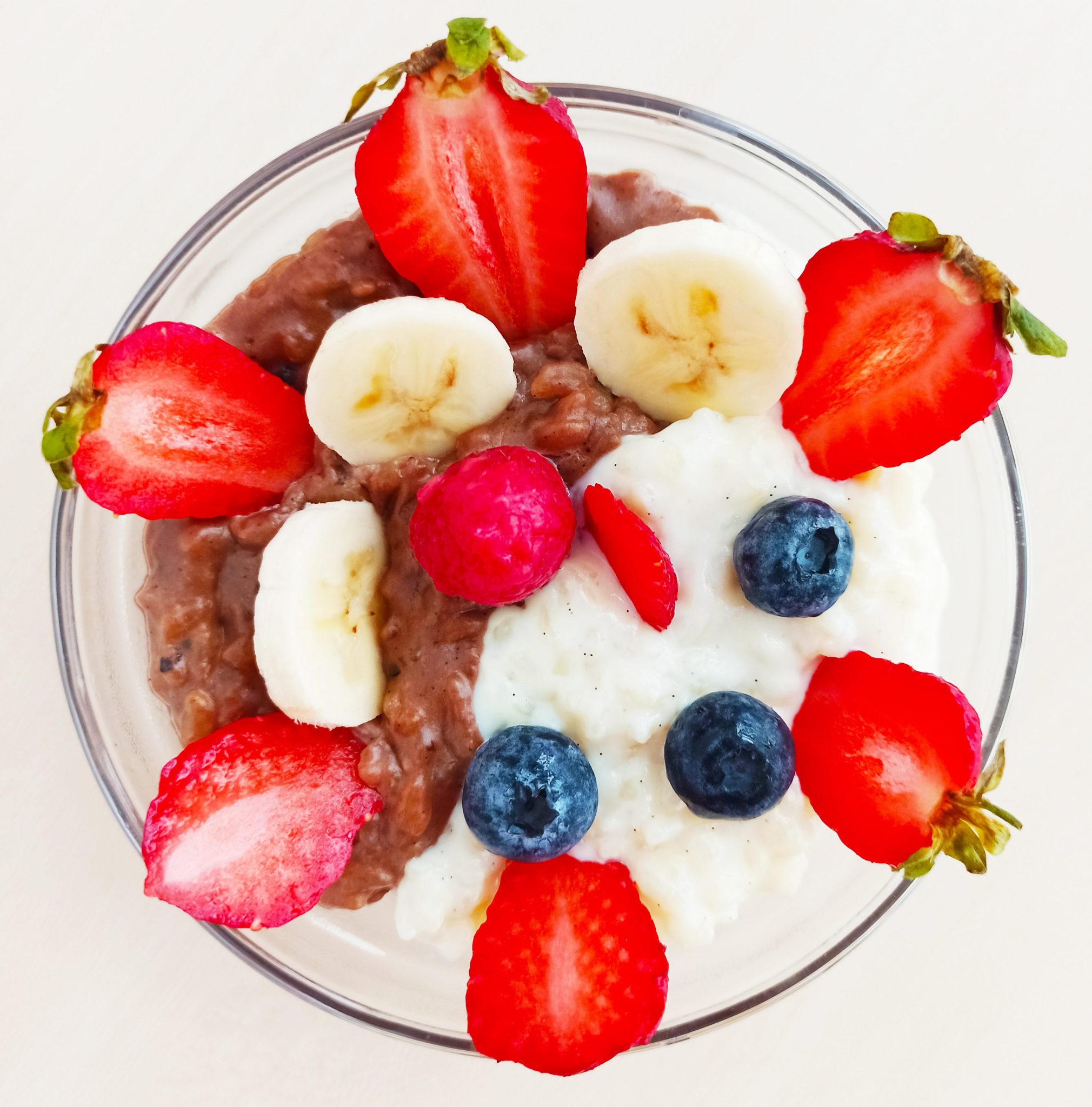 Orez fiert in lapte cu carob si fructe