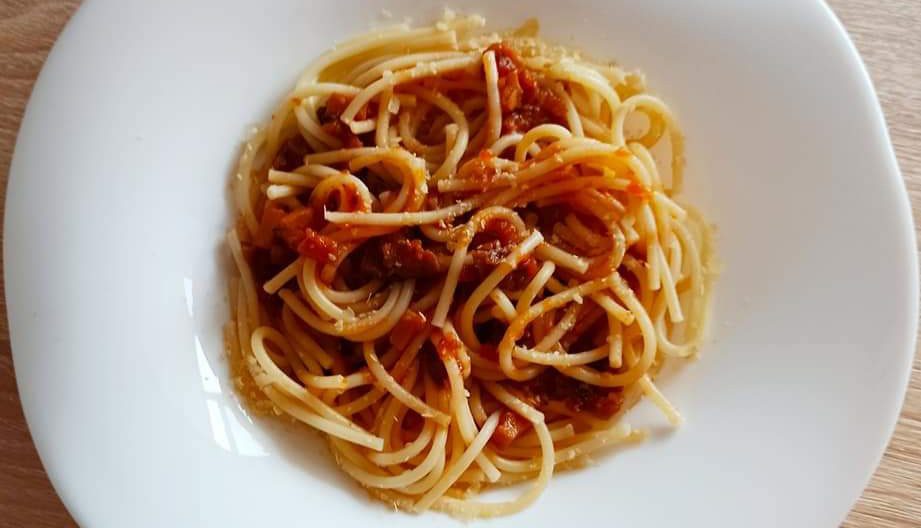 Paste in sos de rosii cu ciuperci champignon