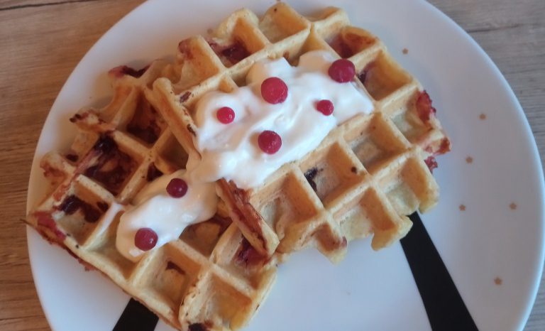 Waffles cu urda si coacaze rosii