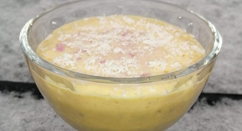 Smoothie din papaya cu fructe de padure si fulgi de cocos