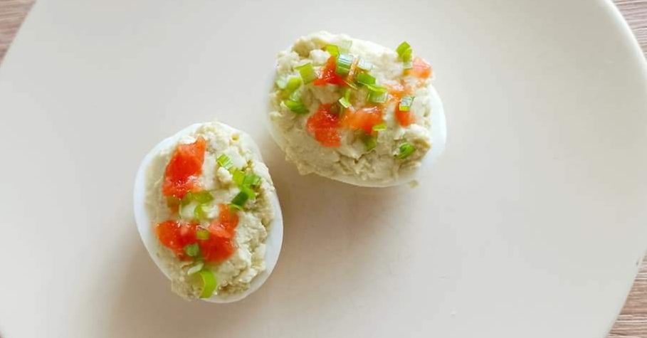 Oua umplute cu pasta de avocado baby friendly