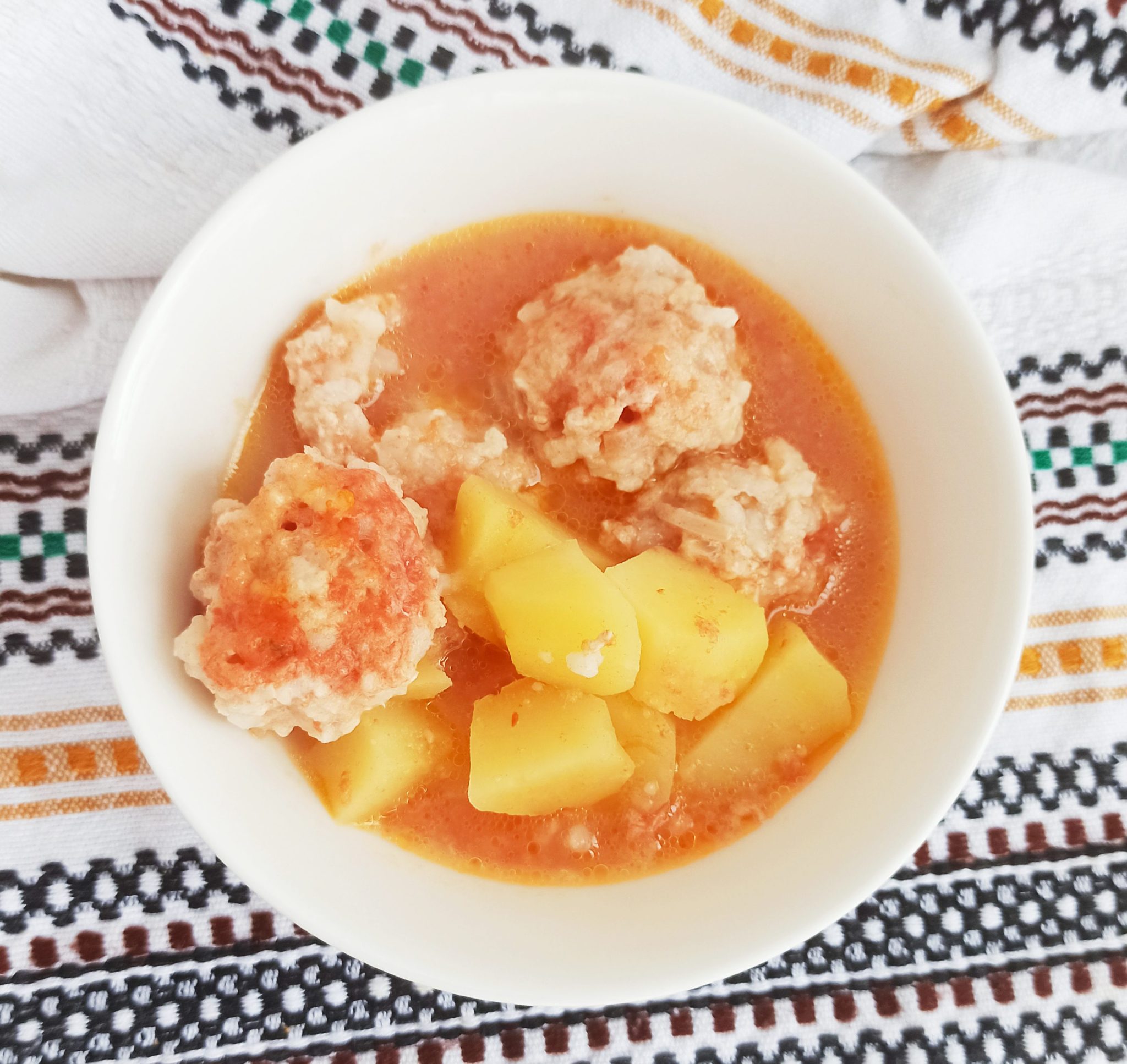 Perisoare in sos cu cartofi la cuptor