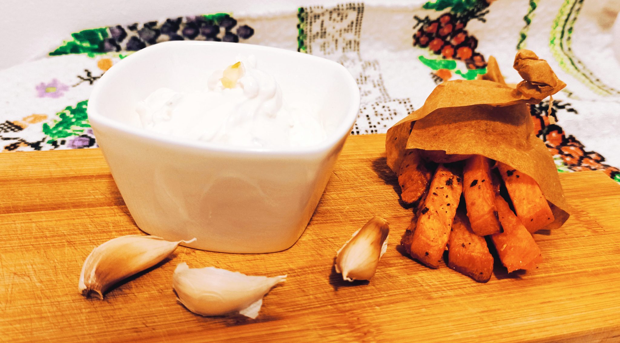 Cartof dulce la cuptor cu sos de usturoi bebelusesc