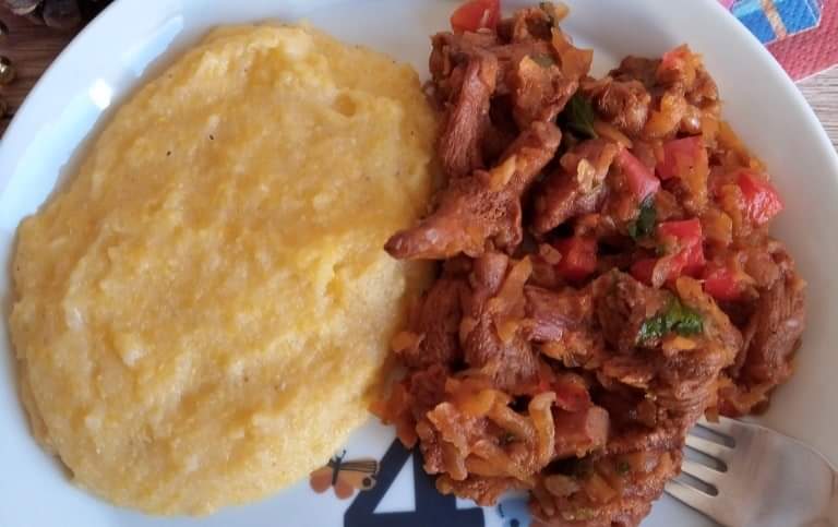 Mancare de galbiori cu mamaliga cremoasa