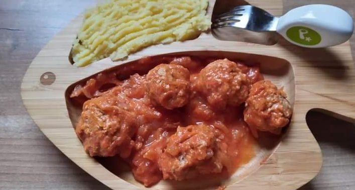 Chiftelute marinate in sos redus de rosii