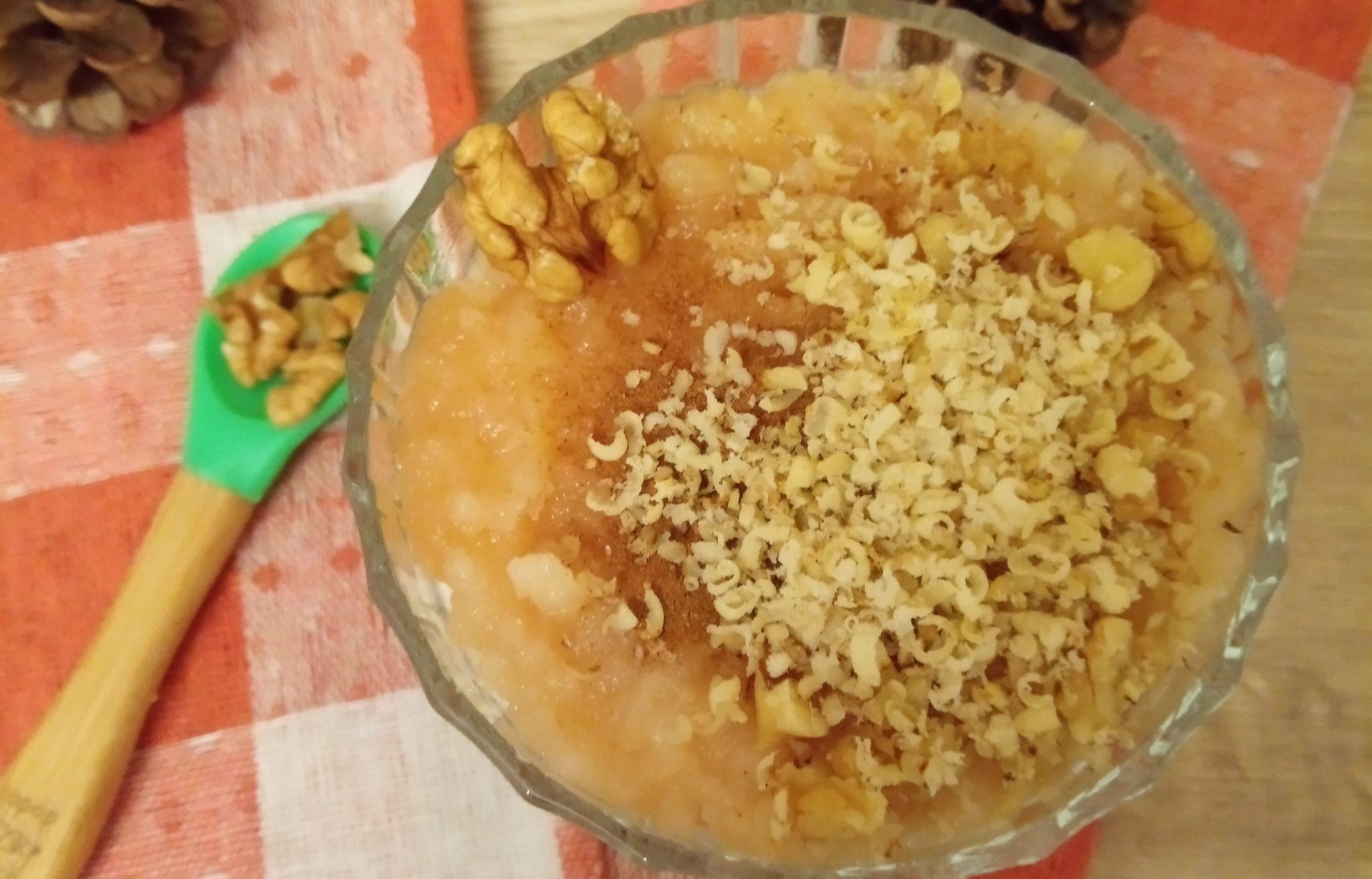 Cheesecake la pahar cu mar copt si nuci