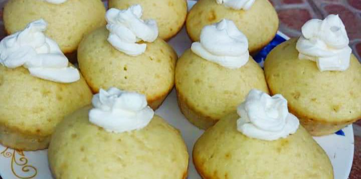 Cupcakes decorate cu branza si iaurt