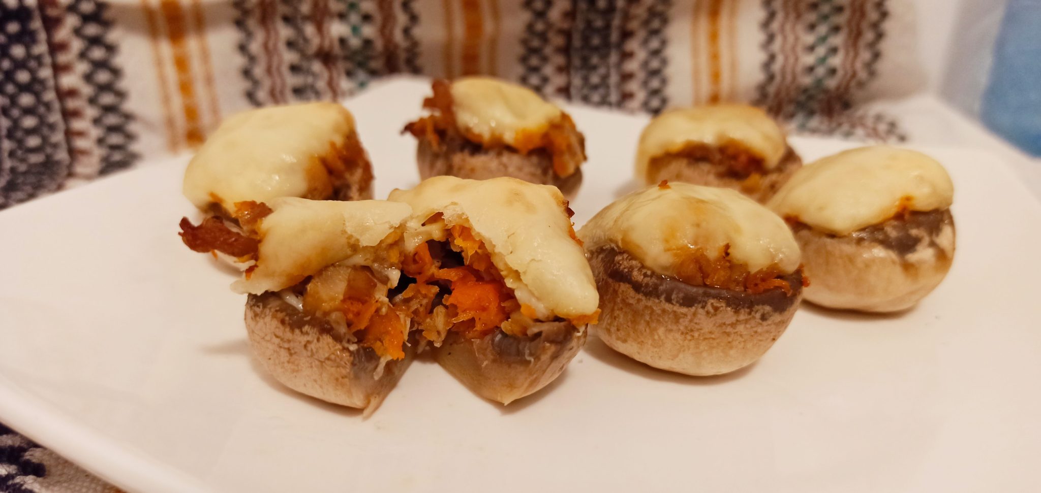 Ciuperci umplute cu carne de pui