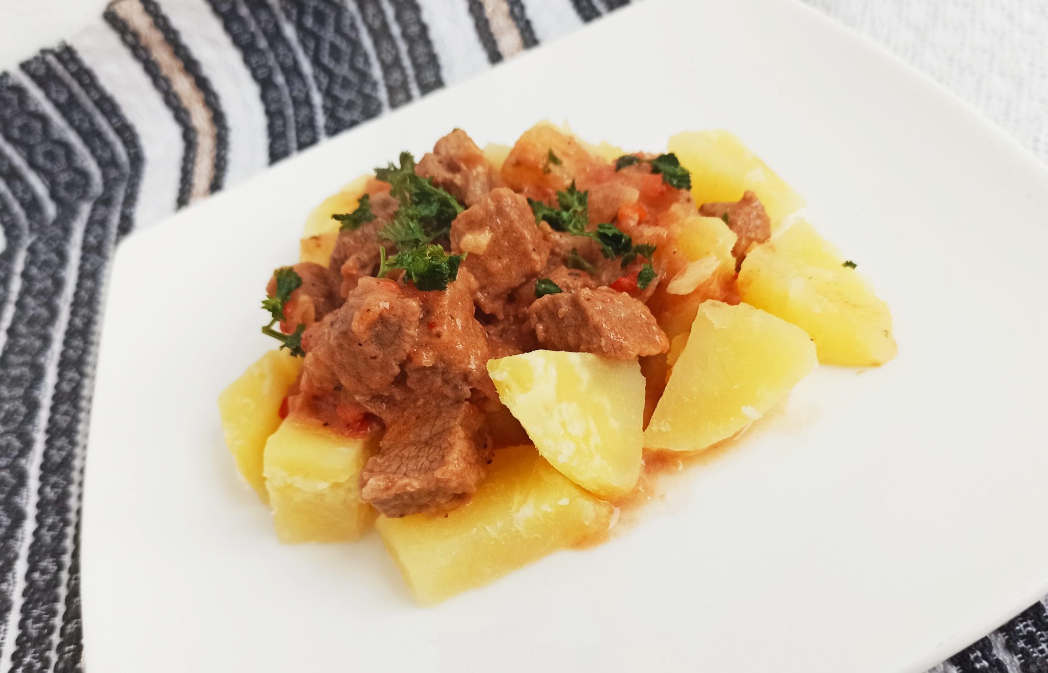 Carne de vita in sos de rosii si smantana