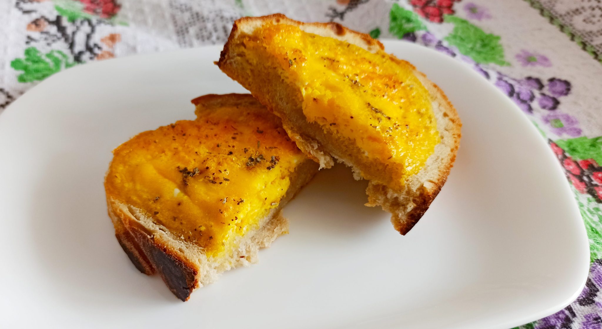 Ou batut in paine la cuptor