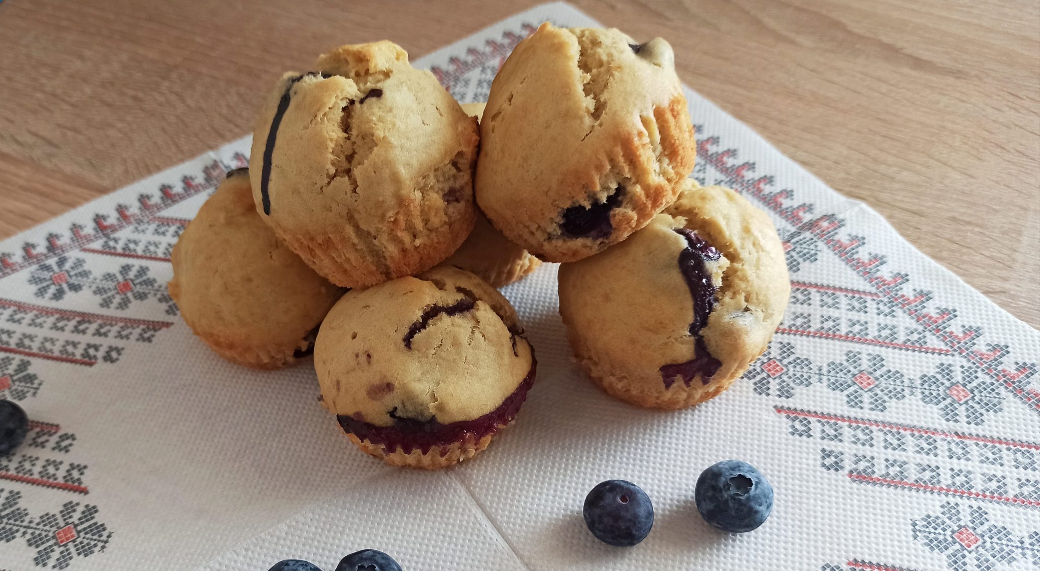 Brioșe cu afine și banană – gustare sănătoasă pentru copii și bebeluși