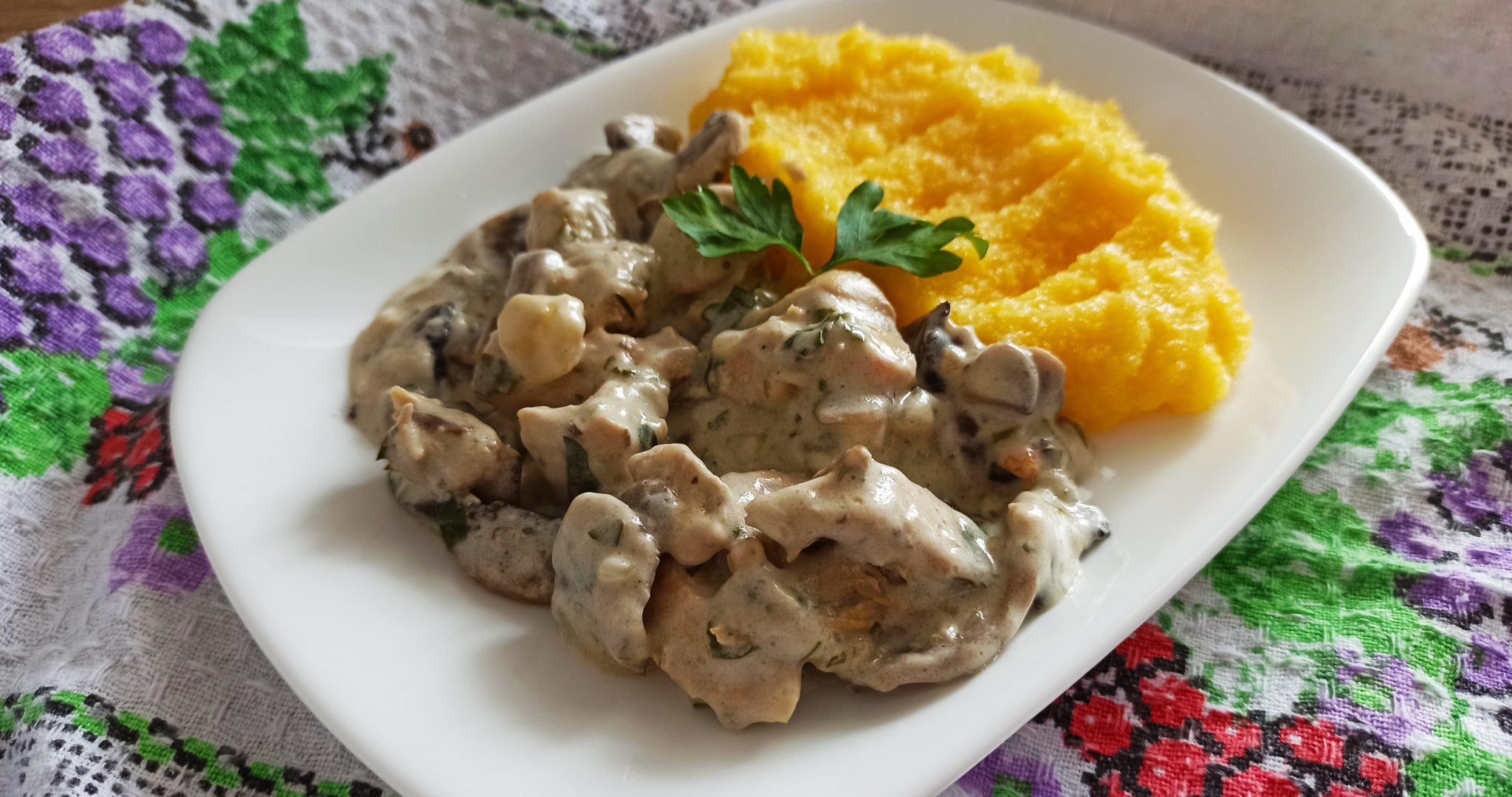 Ciulama de ciuperci cu pui si smantana