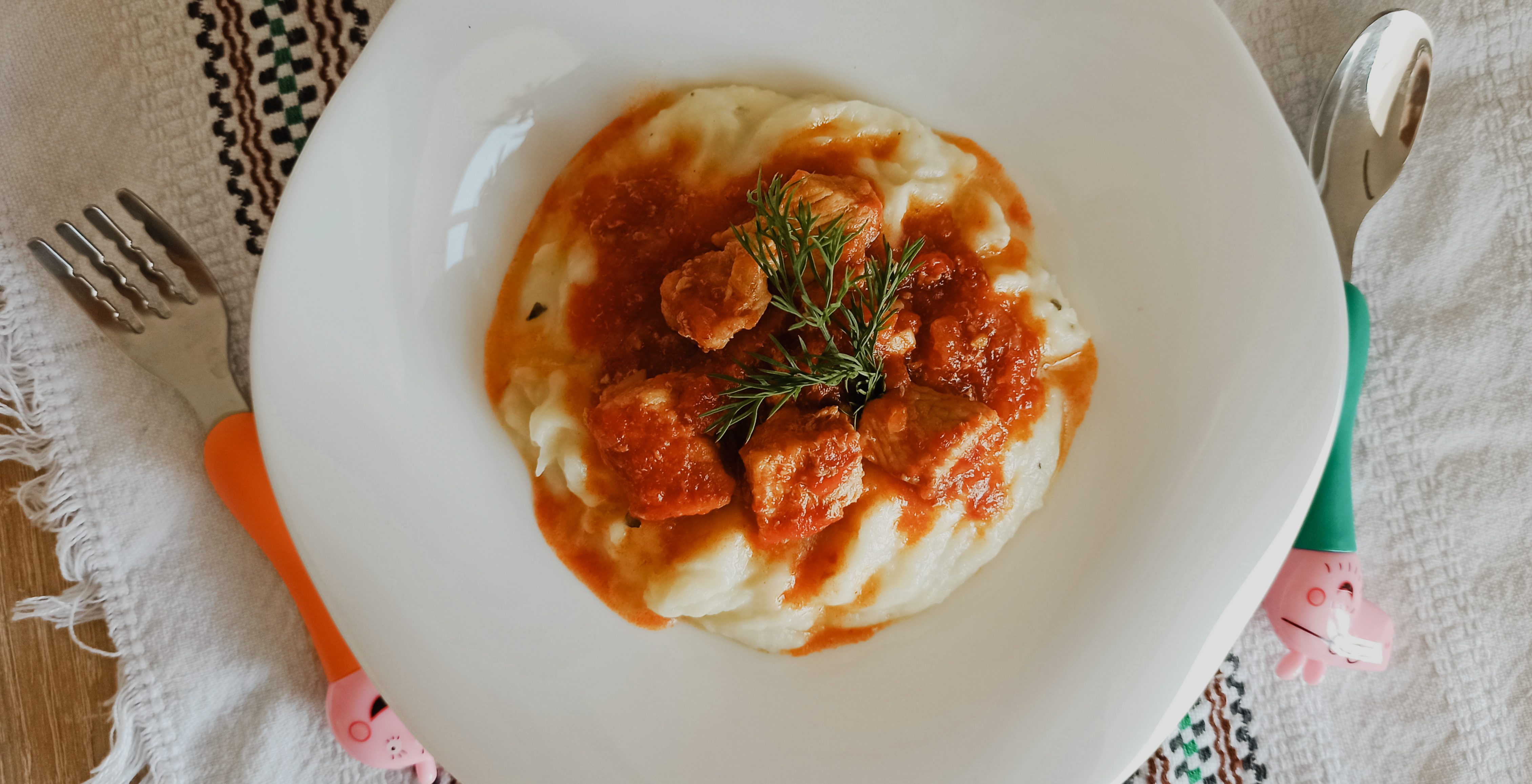 Cotlet de porc in sos de rosii cu piure de cartofi si telina