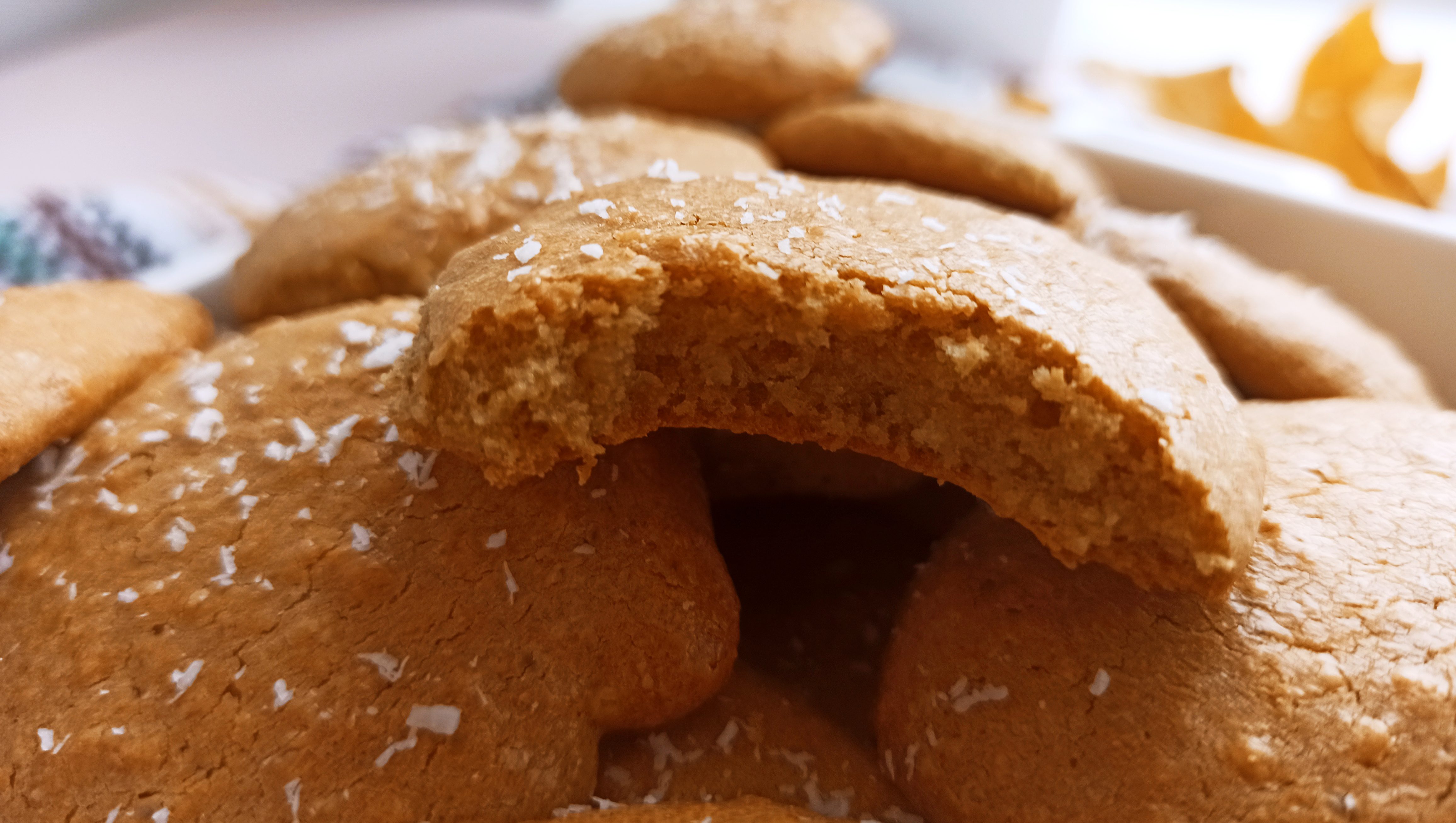 Biscuiți cu mix de făină și fulgi de cocos – rețetă sănătoasă pentru copii și întreaga familie