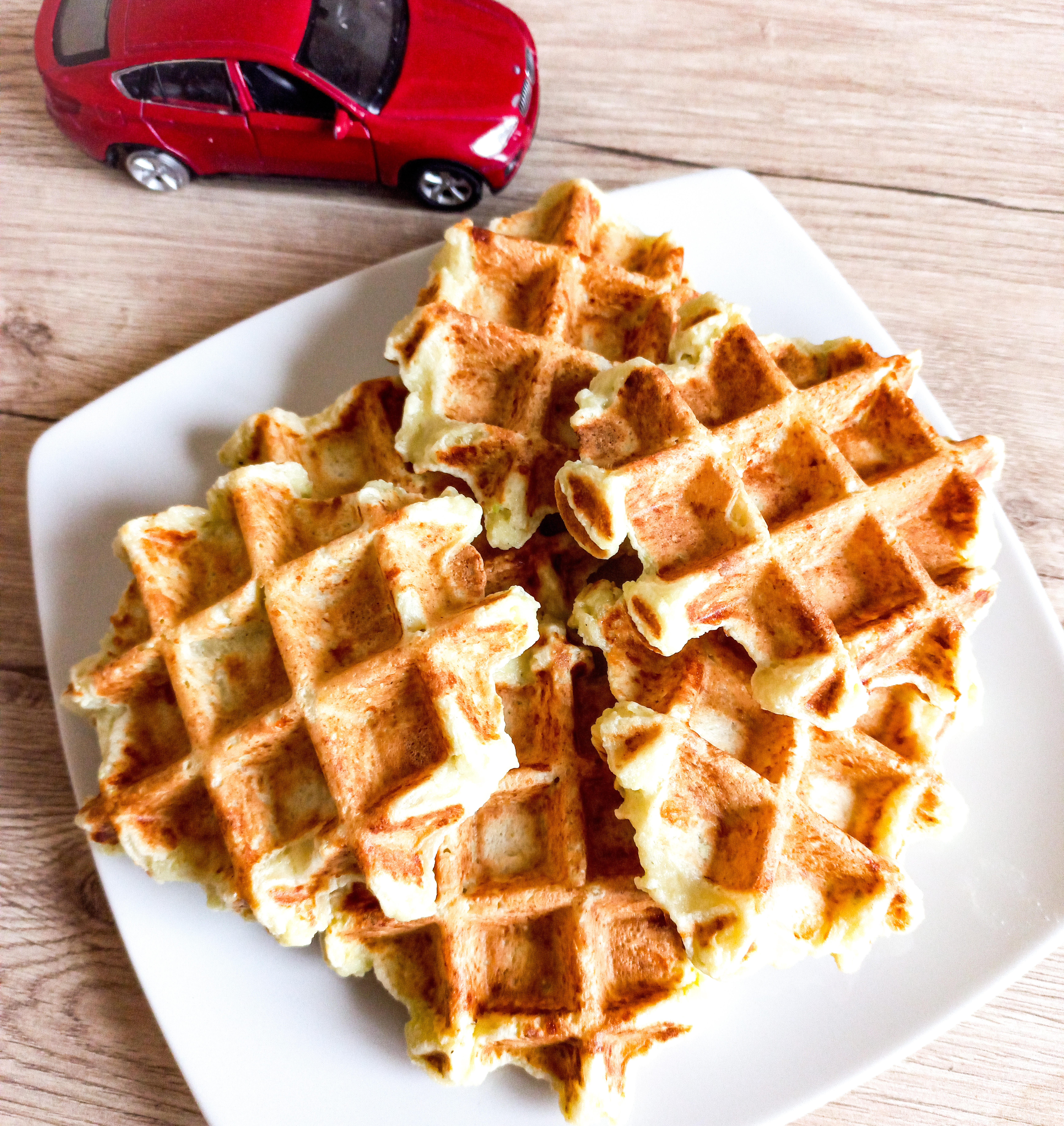 Waffles cu avocado si branza