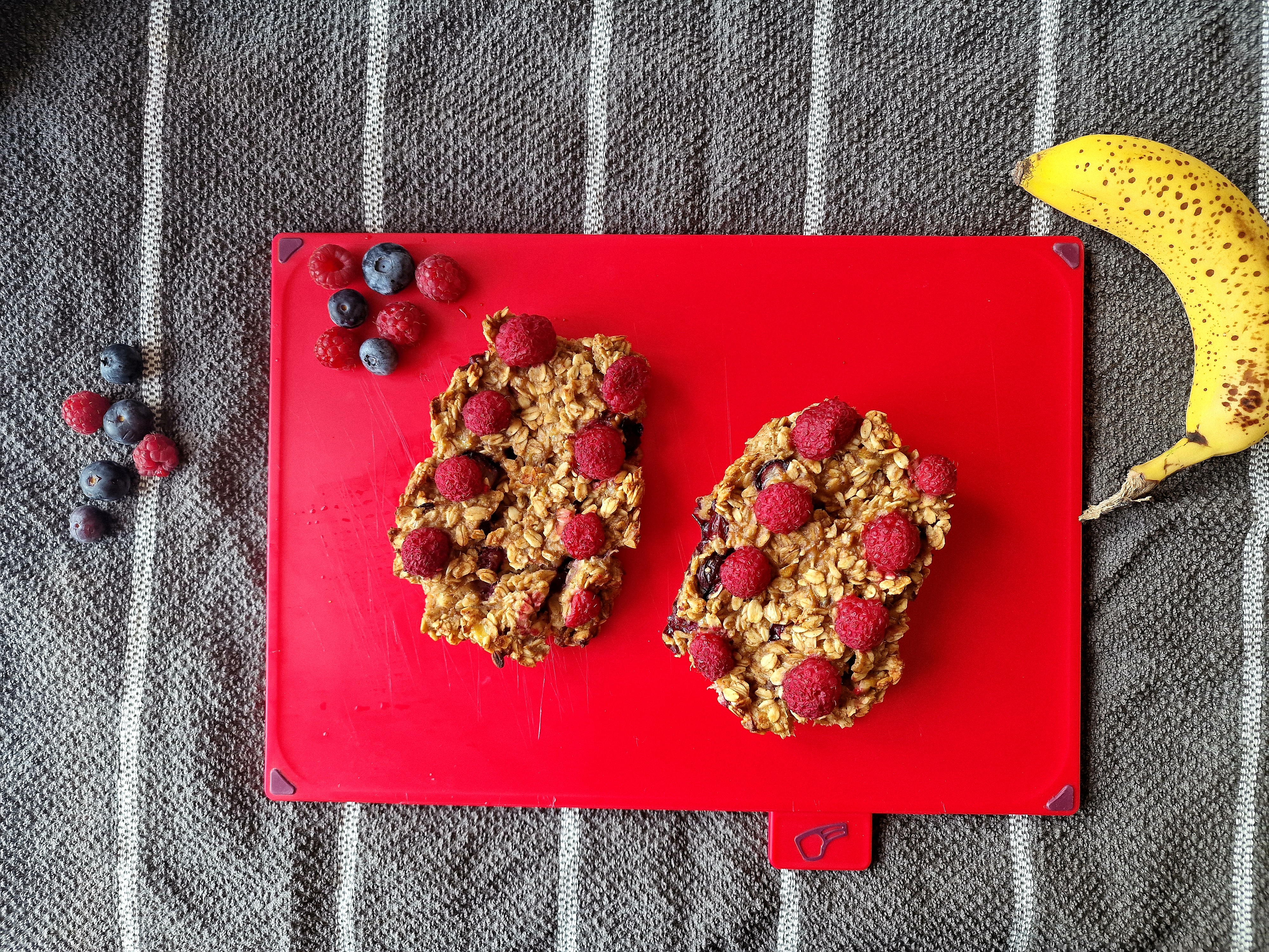 Flapjack cu banane, afine si zmeura