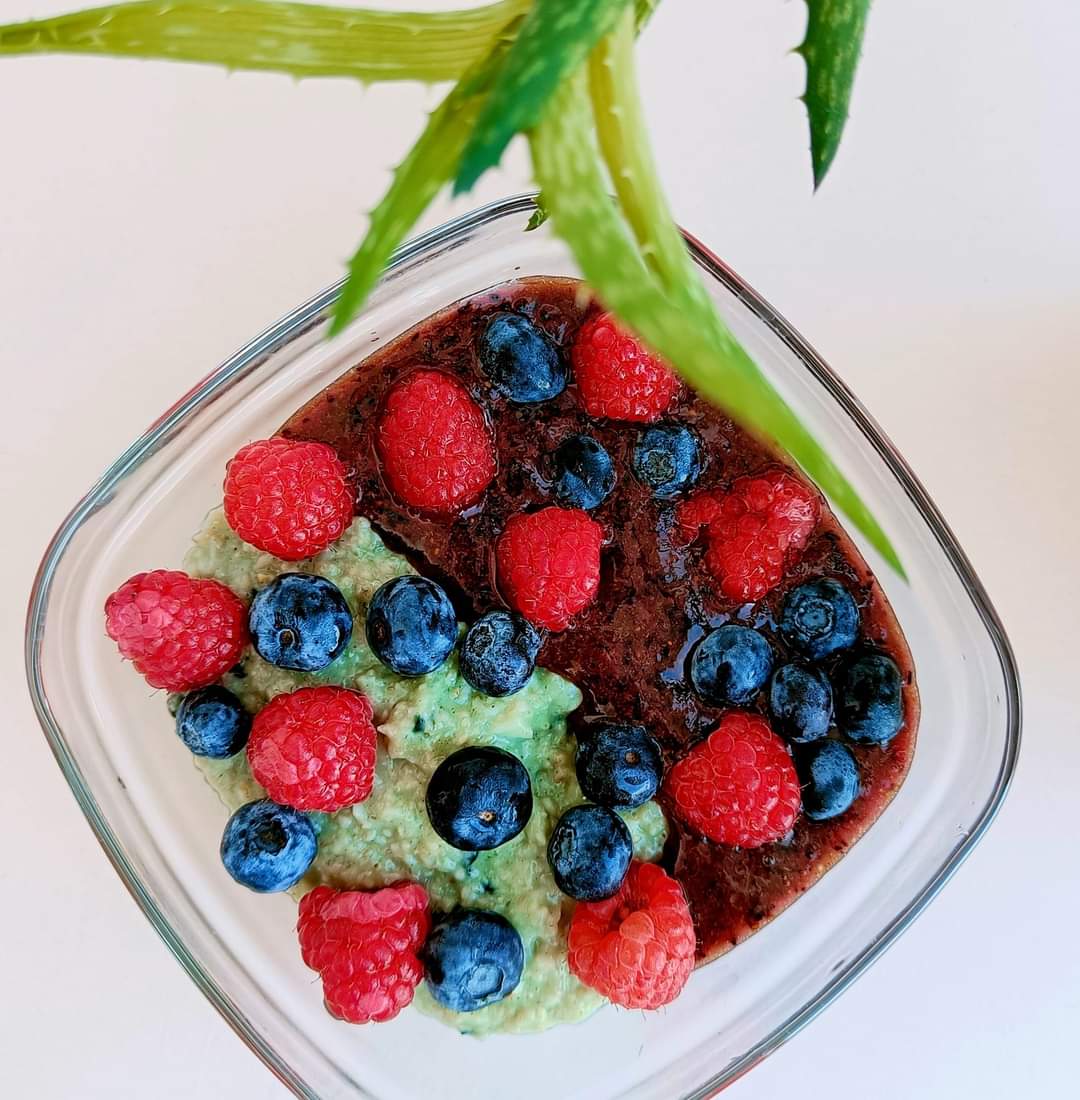 Terci de ovăz cu spirulină, sos de afine și zmeură – mic dejun sănătos pentru bebeluși 8 luni+