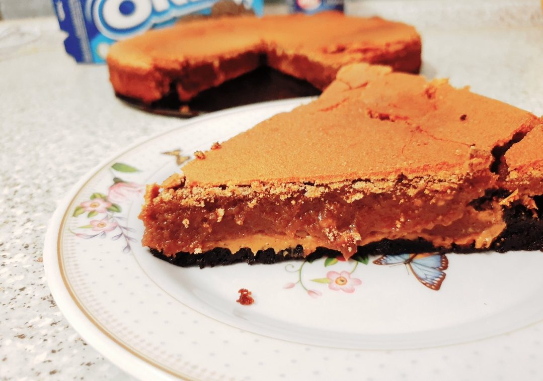 Tort negresa cu unt de arahide si Oreo