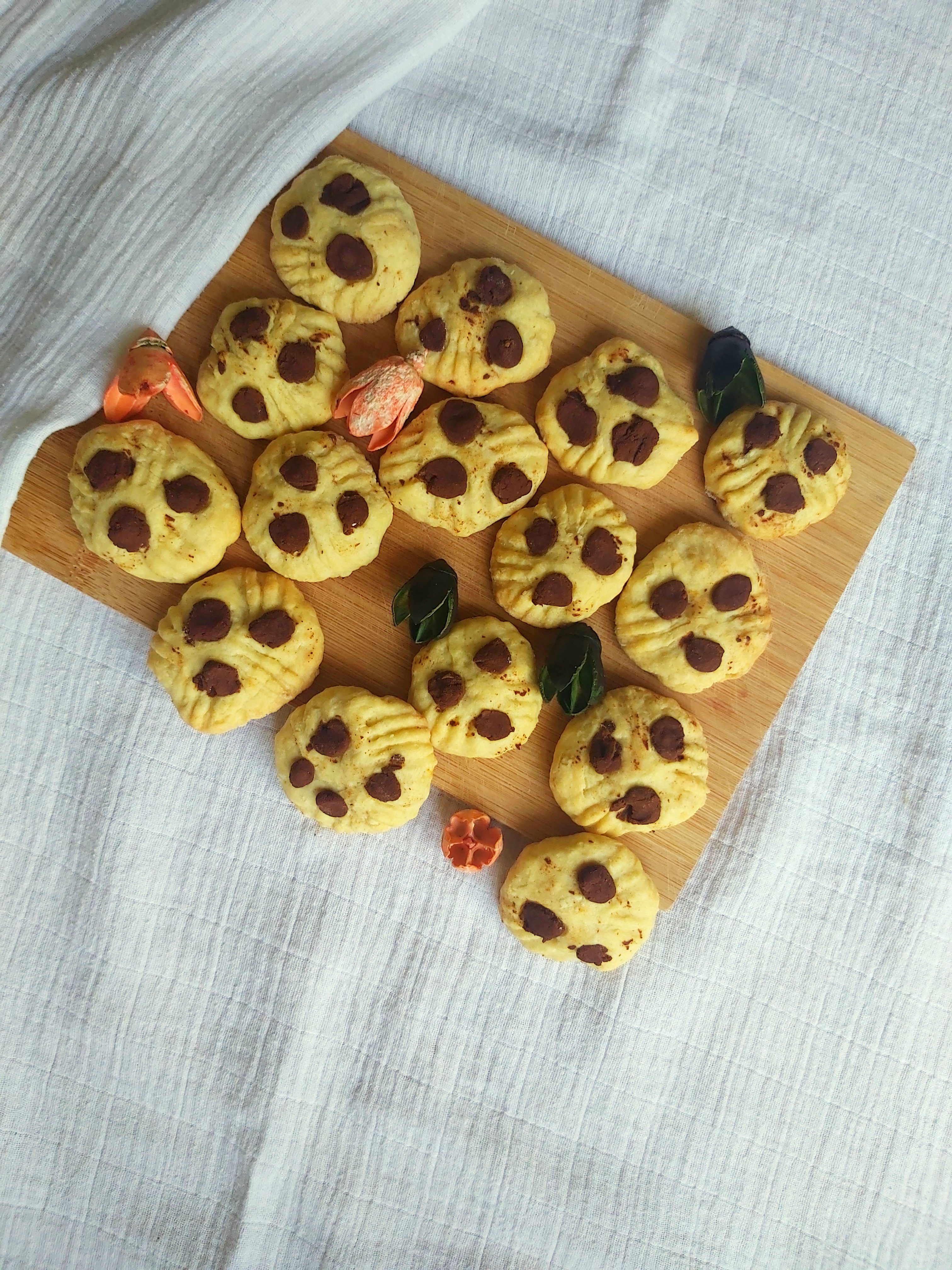 Biscuiti cu lamaie si fulgi de „ciocolata”