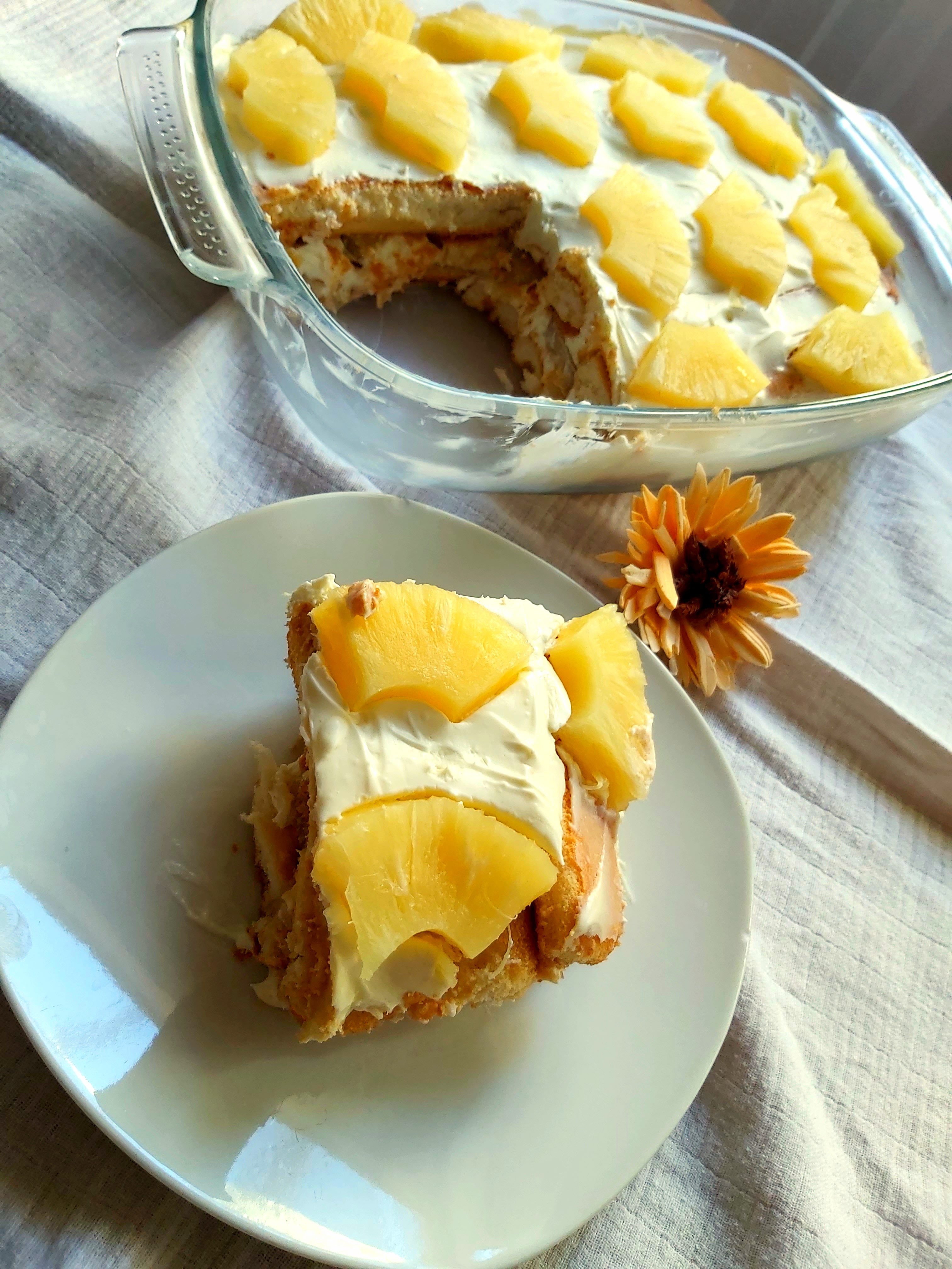 Desert racoros cu crema de branza, piscoturi si ananas