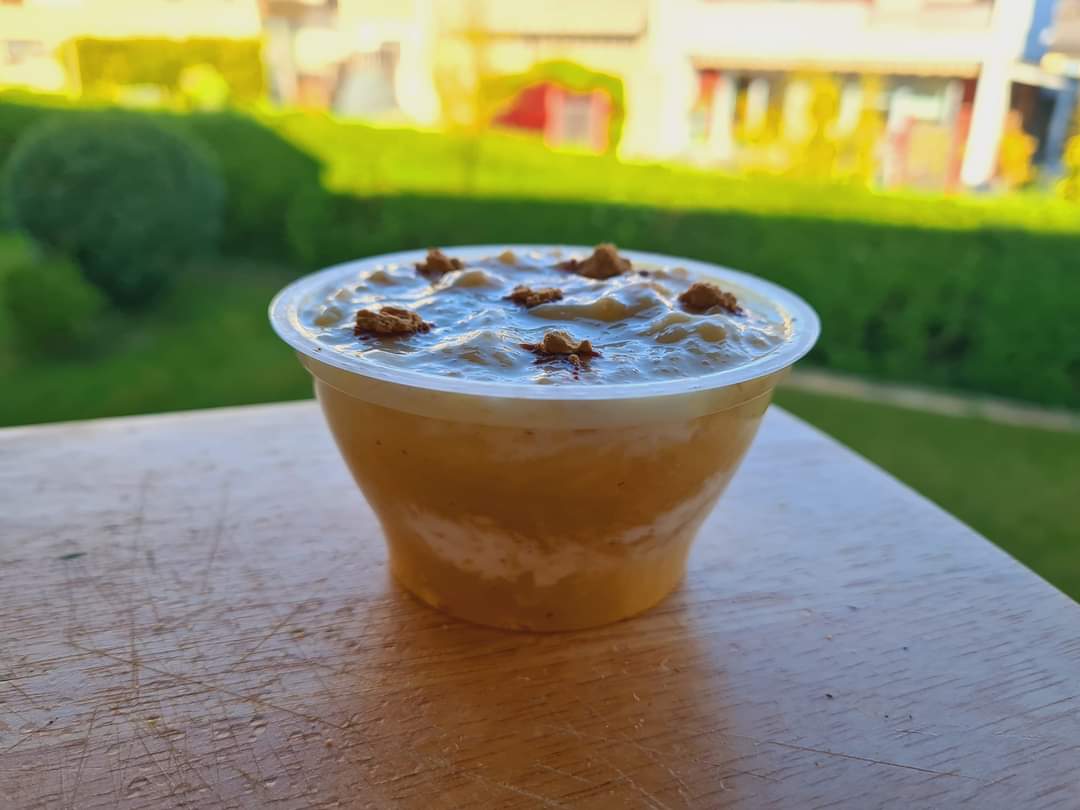 Fulgi de quinoa cu mar, banana si iaurt