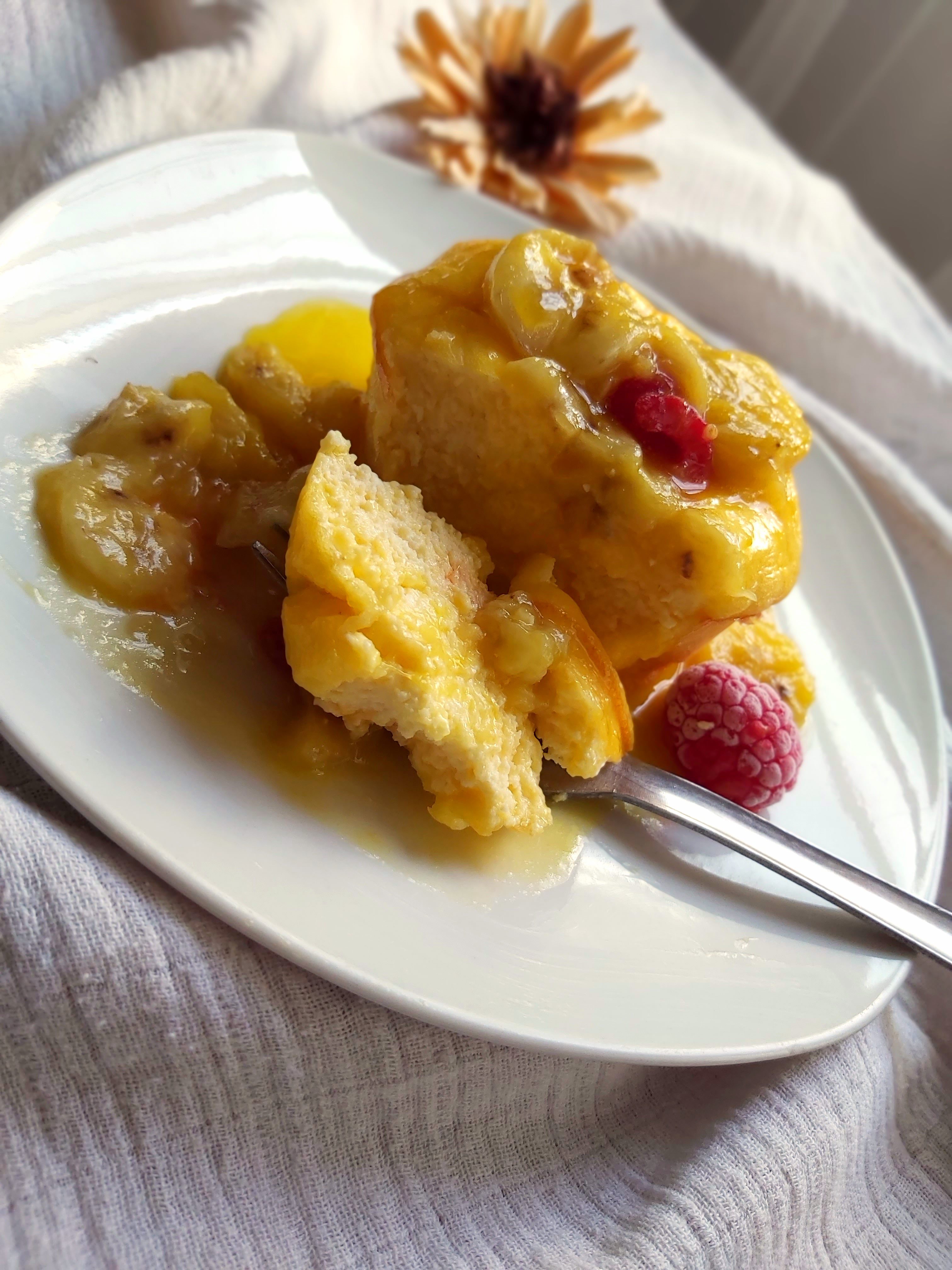 Papanas la cuptor cu banana caramelizata si zmeura