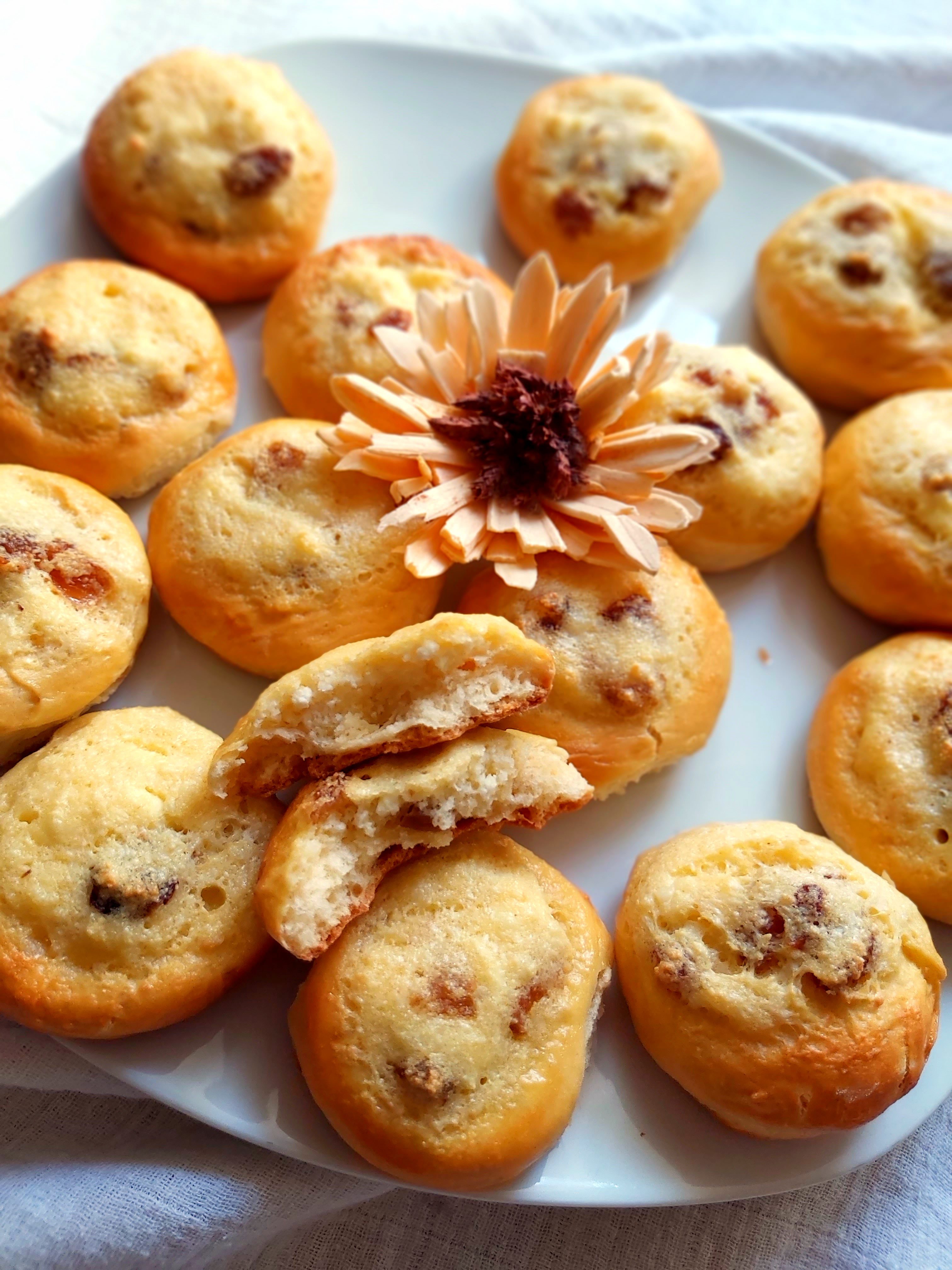 Gogosi cu branza si stafide la cuptor