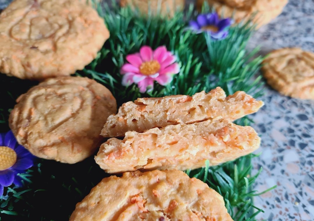 Biscuiti cu branza, mar si morcov