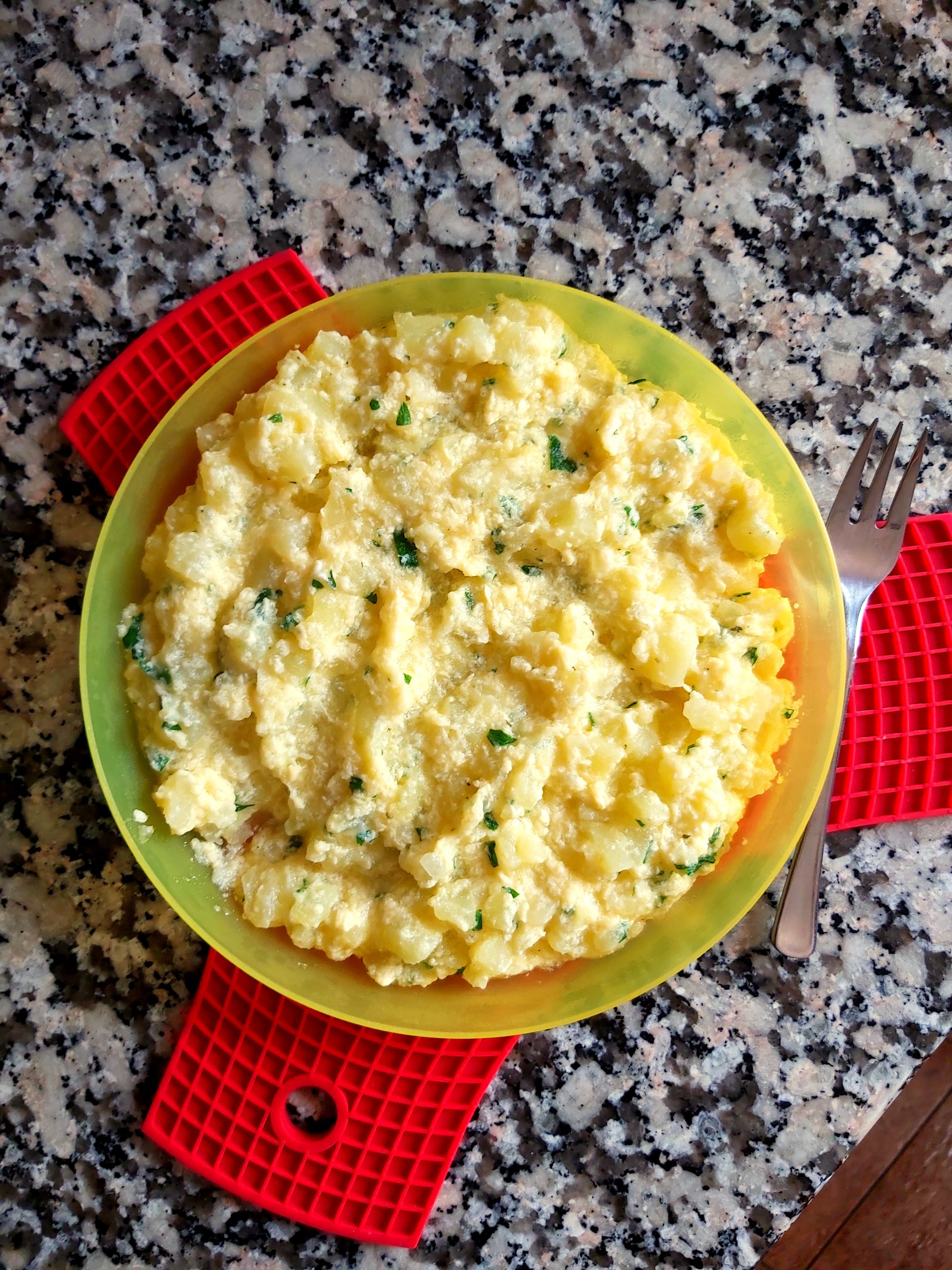 Cartofi cu ou si cascaval la tigaie