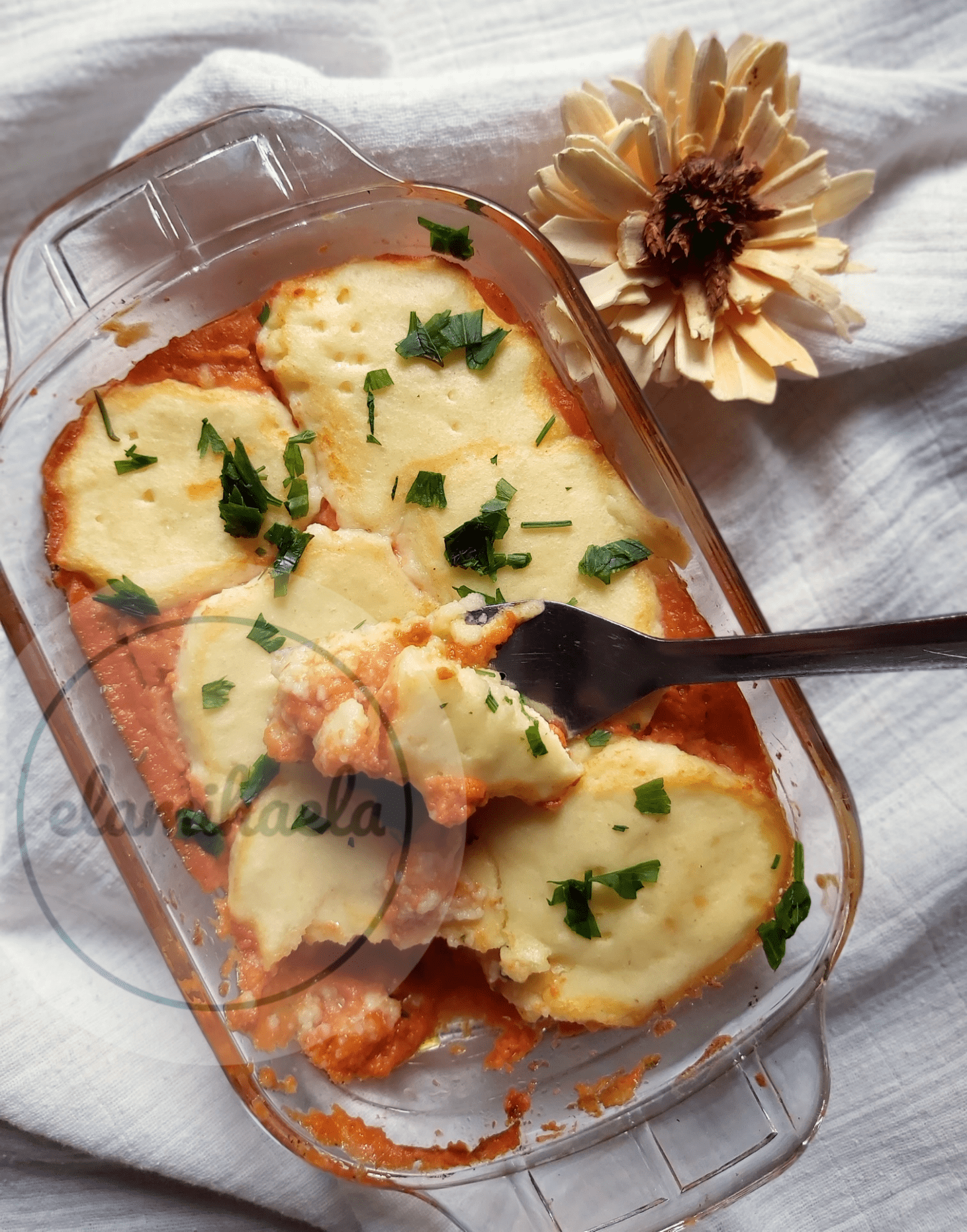 Galuste de cartofi in sos de rosii