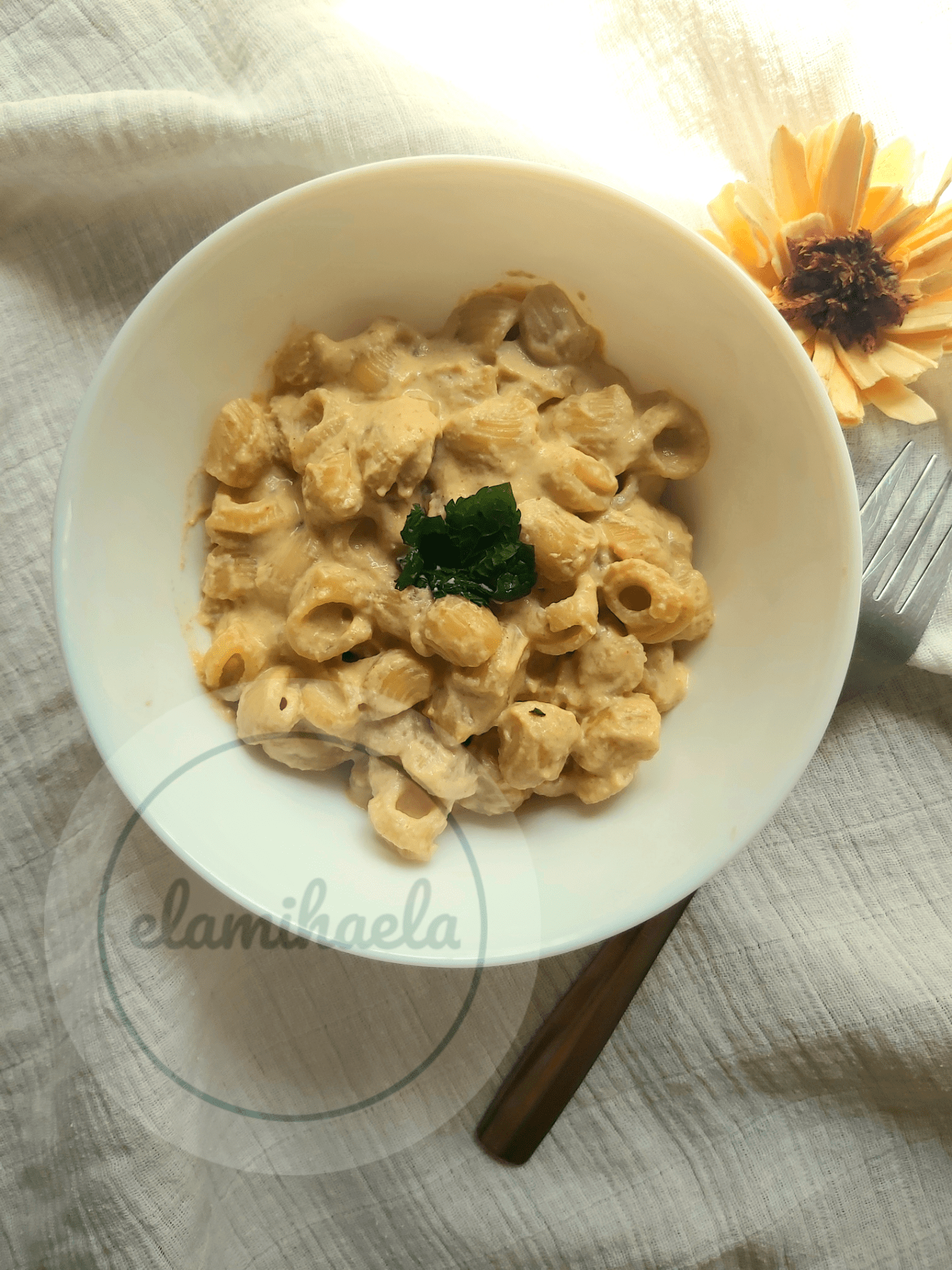 Paste cu sos de ciuperci si parmezan