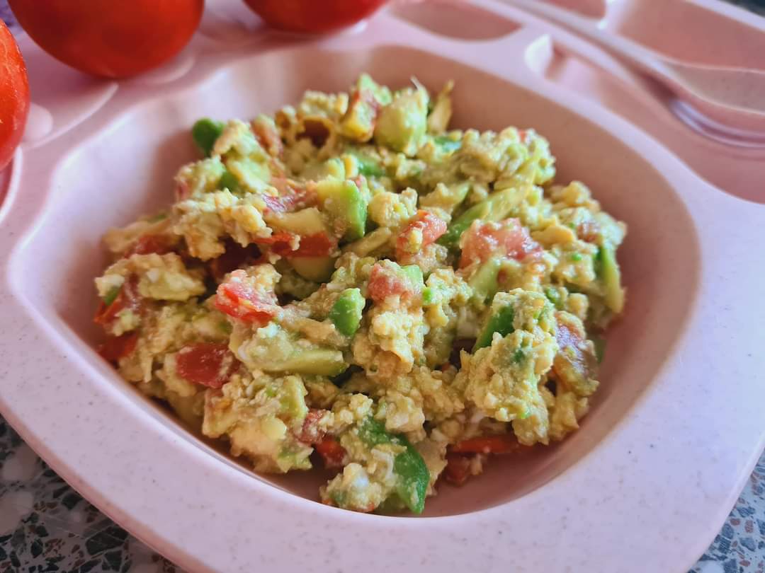 Scrambled eggs cu avocado