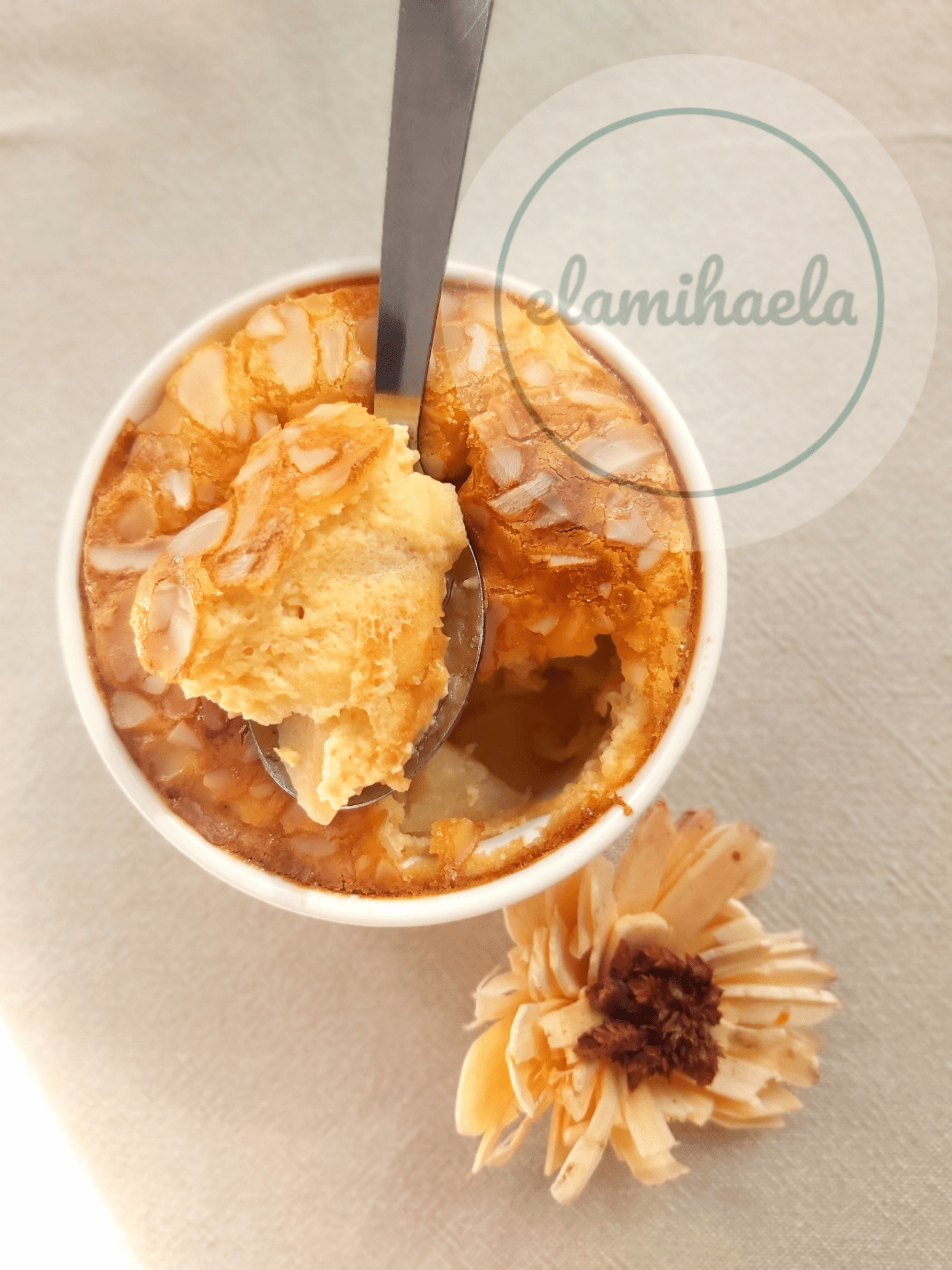 Clafoutis cu pere si fulgi de migdale