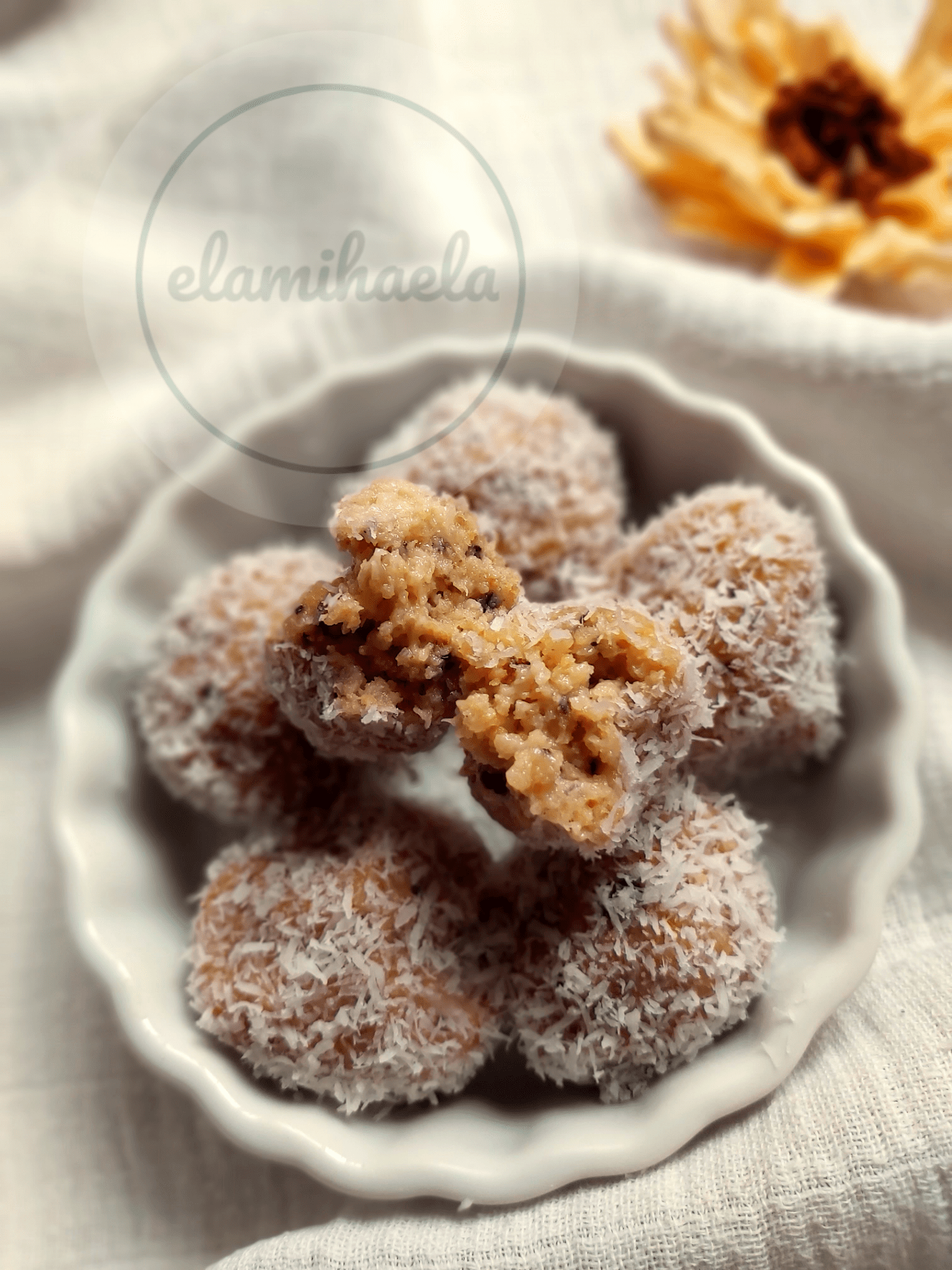 Trufe din biscuiti, banana si unt de arahide