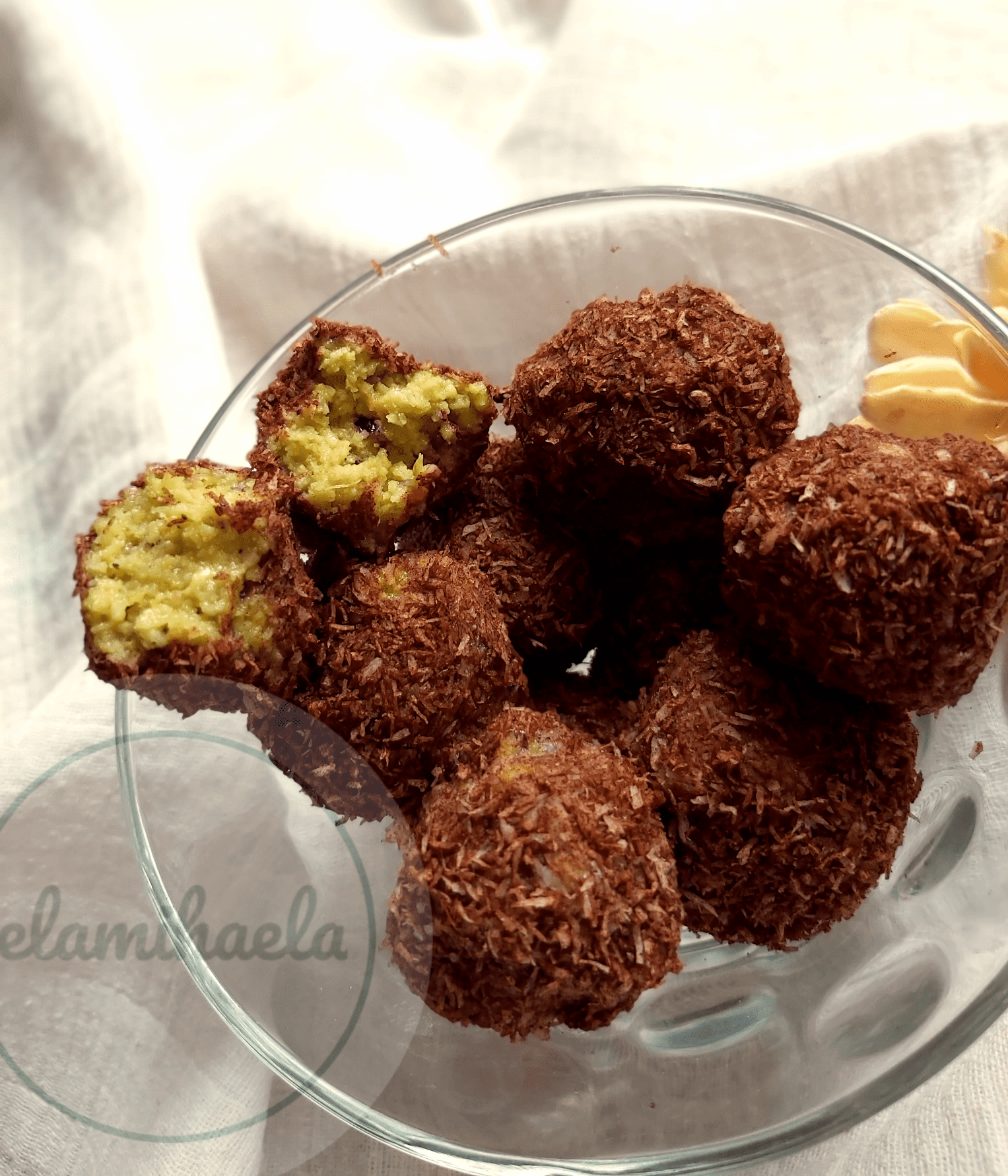 Trufe cu avocado si biscuiti