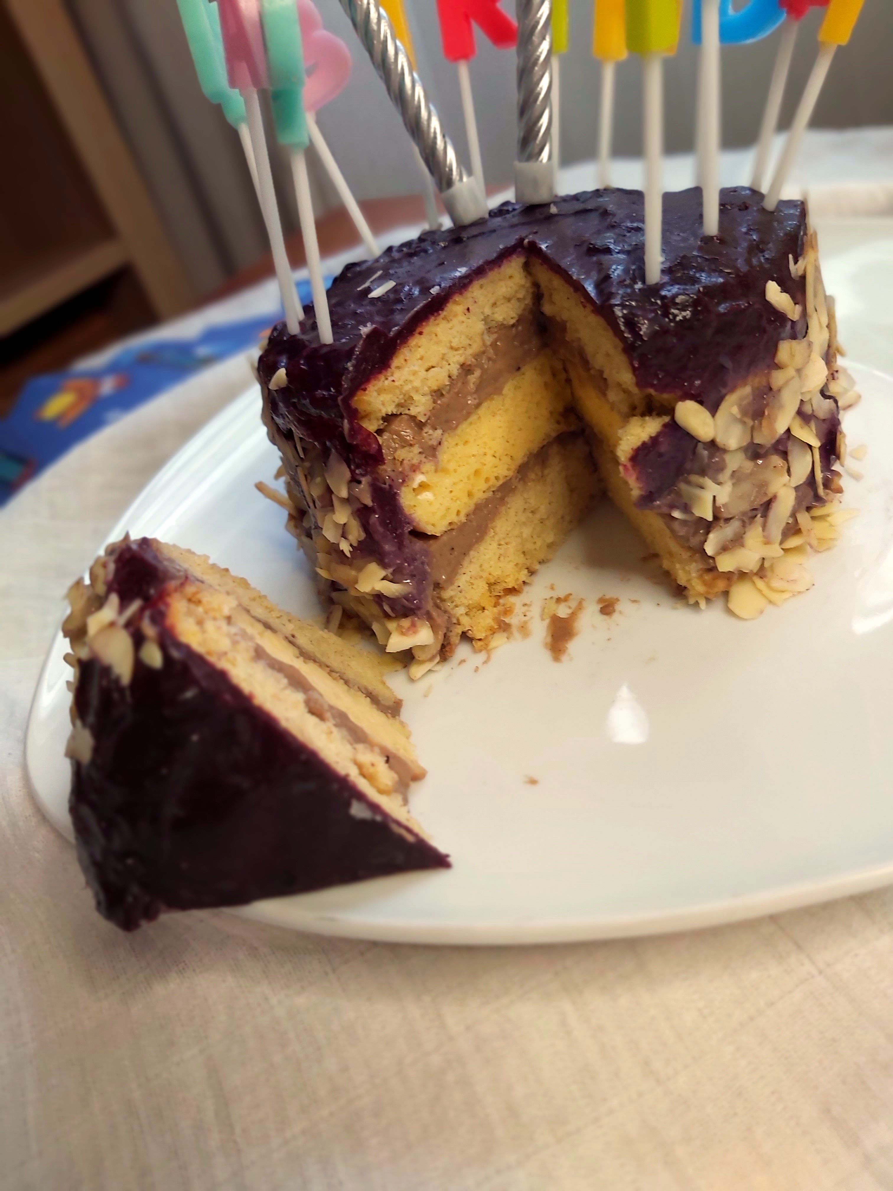 Mini tort cu crema de „ciocolata” si jeleu de afine