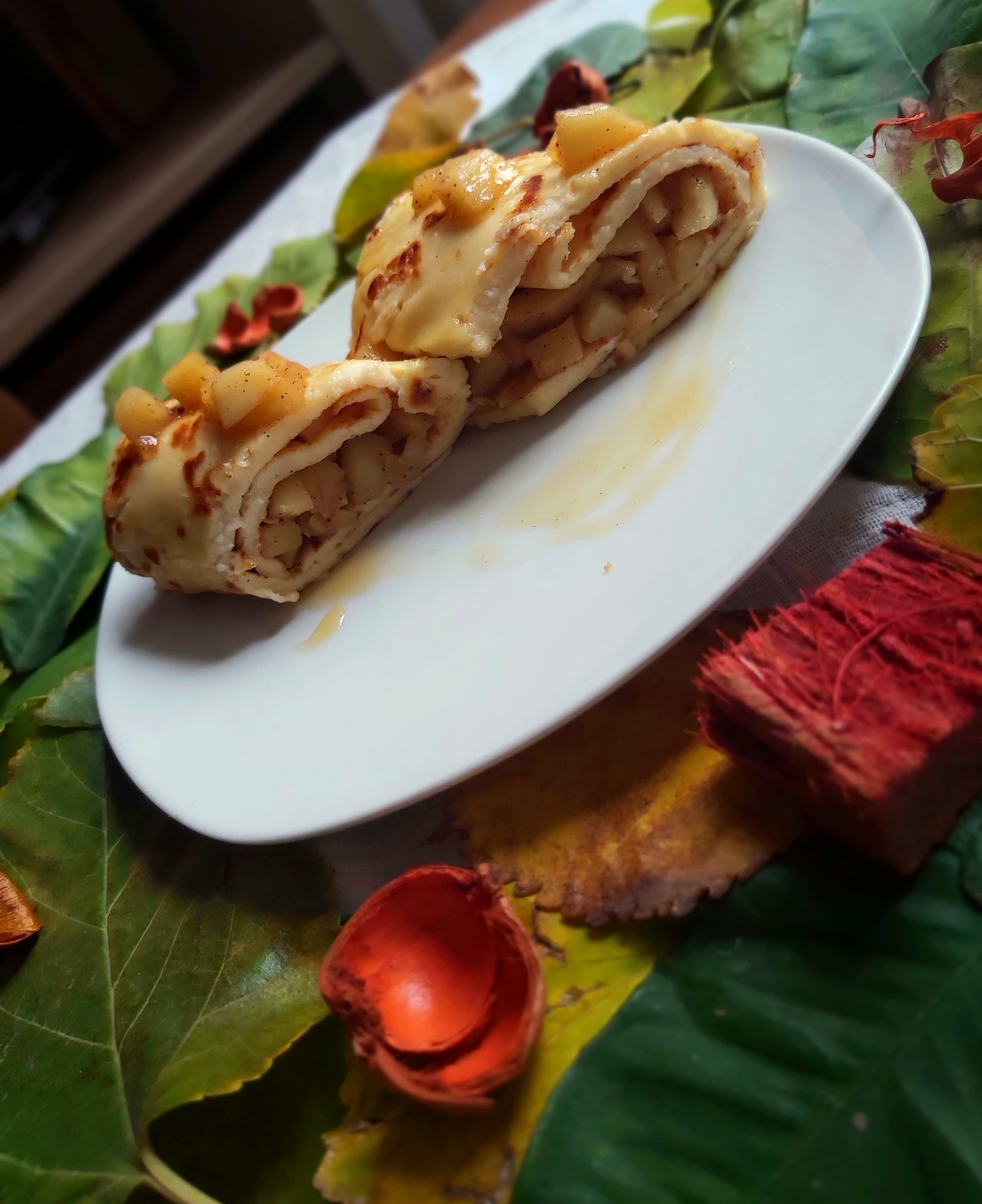 Clatita umpluta cu mere si miere