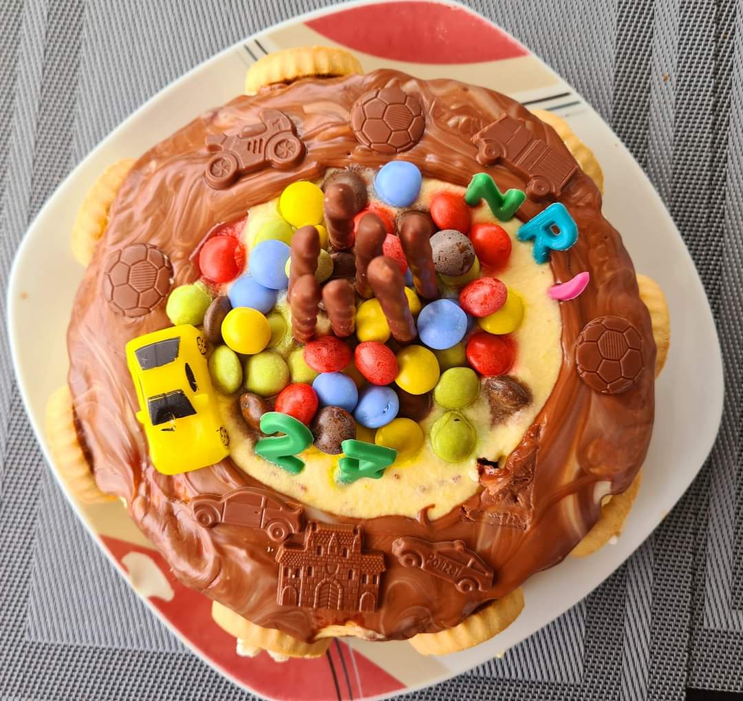 Tort cu blat bezea de ciocolata si crema de vanilie