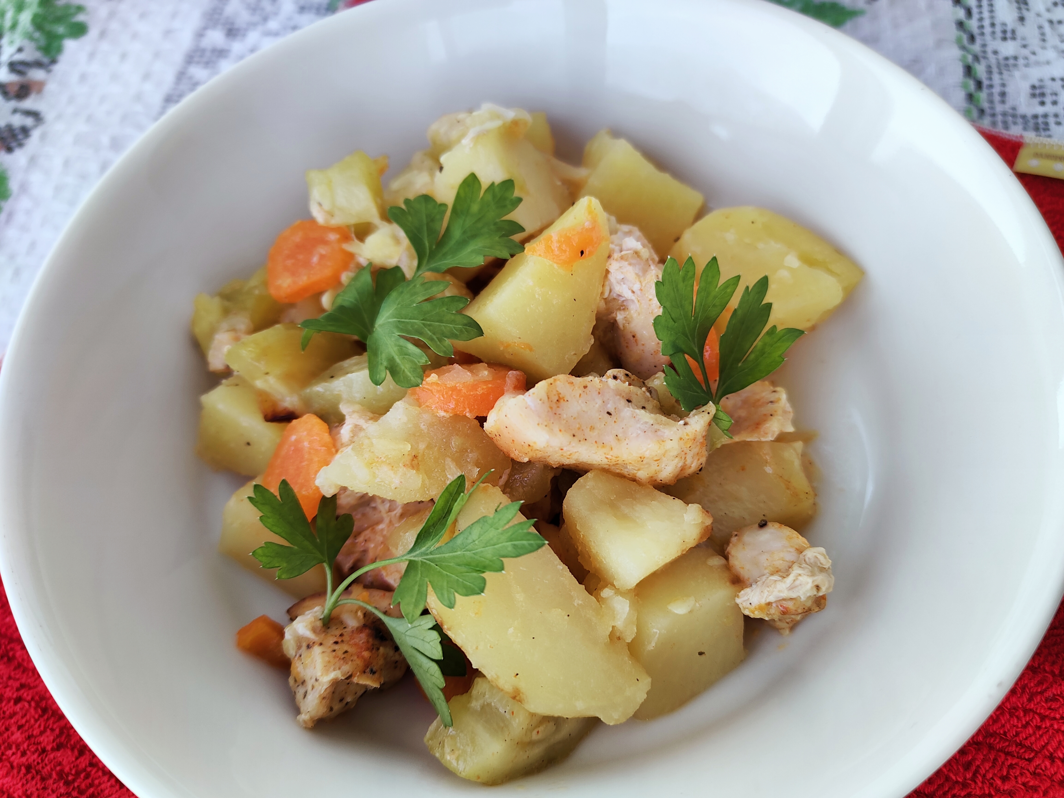 Salata calda la cuptor cu legume si pui