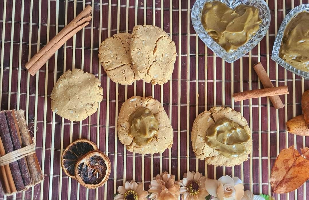 Biscuiti cu unt de arahide si mousse de „ciocolata”