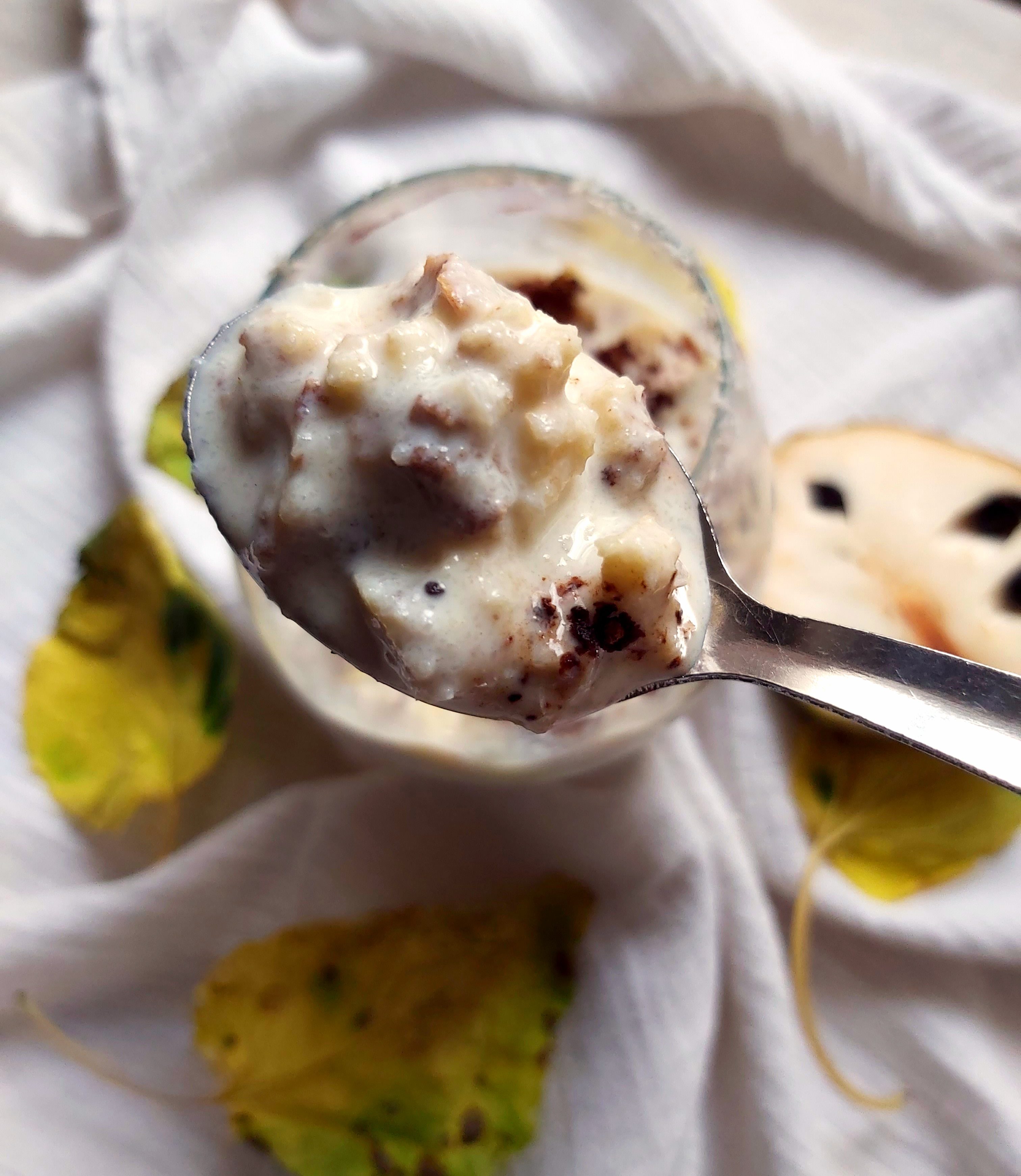 Crema de cherimoya cu briose marmorate