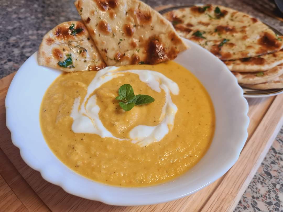Supa crema de linte rosie cu naan
