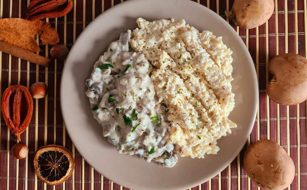 Orez cremos cu ciulama de ciuperci