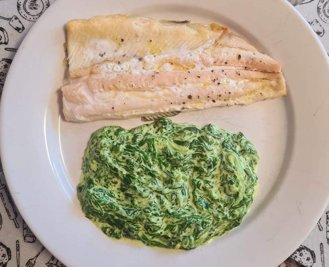 Pastrav la cuptor cu spanac cremos