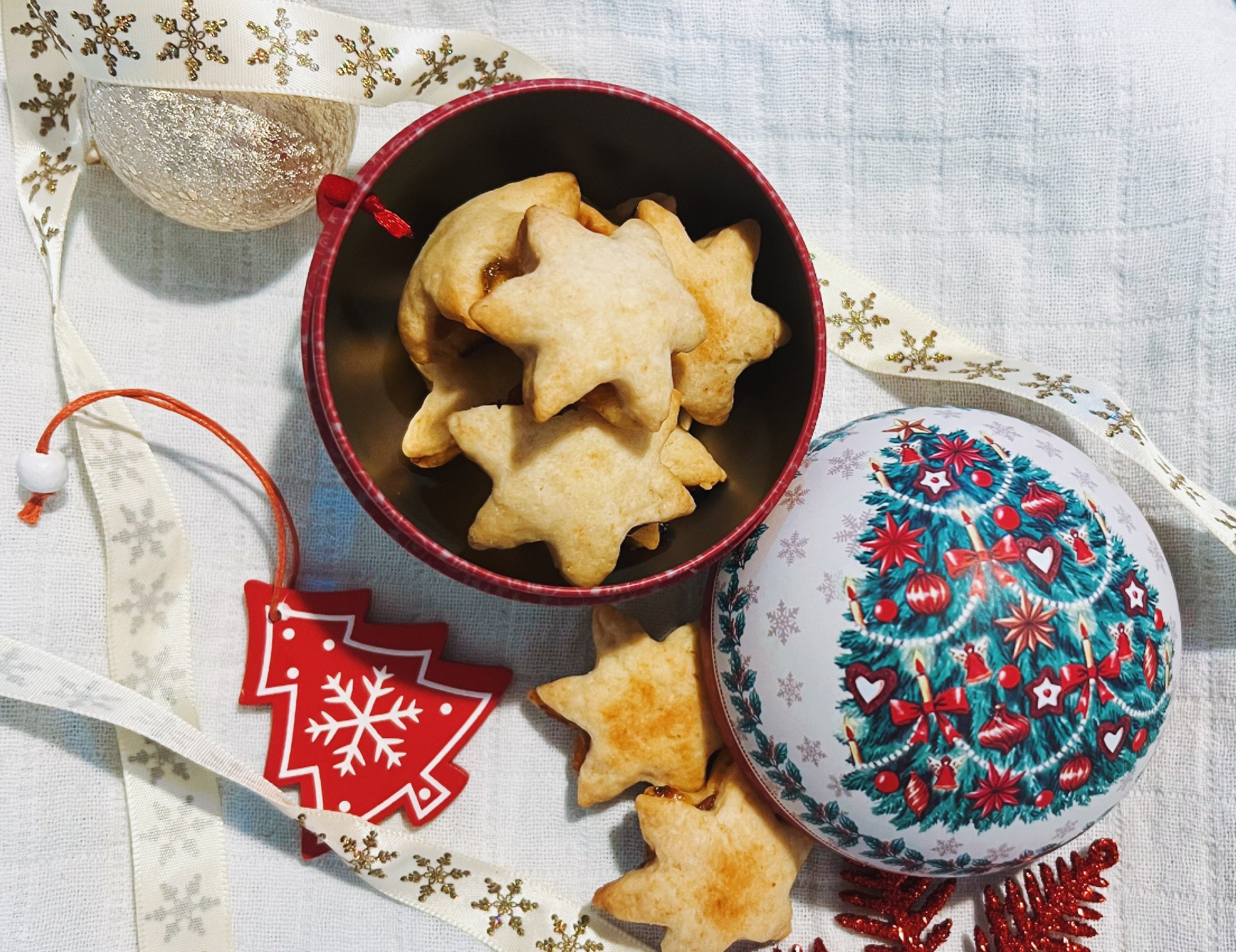 Biscuiti foarte fragezi umpluti cu gem 