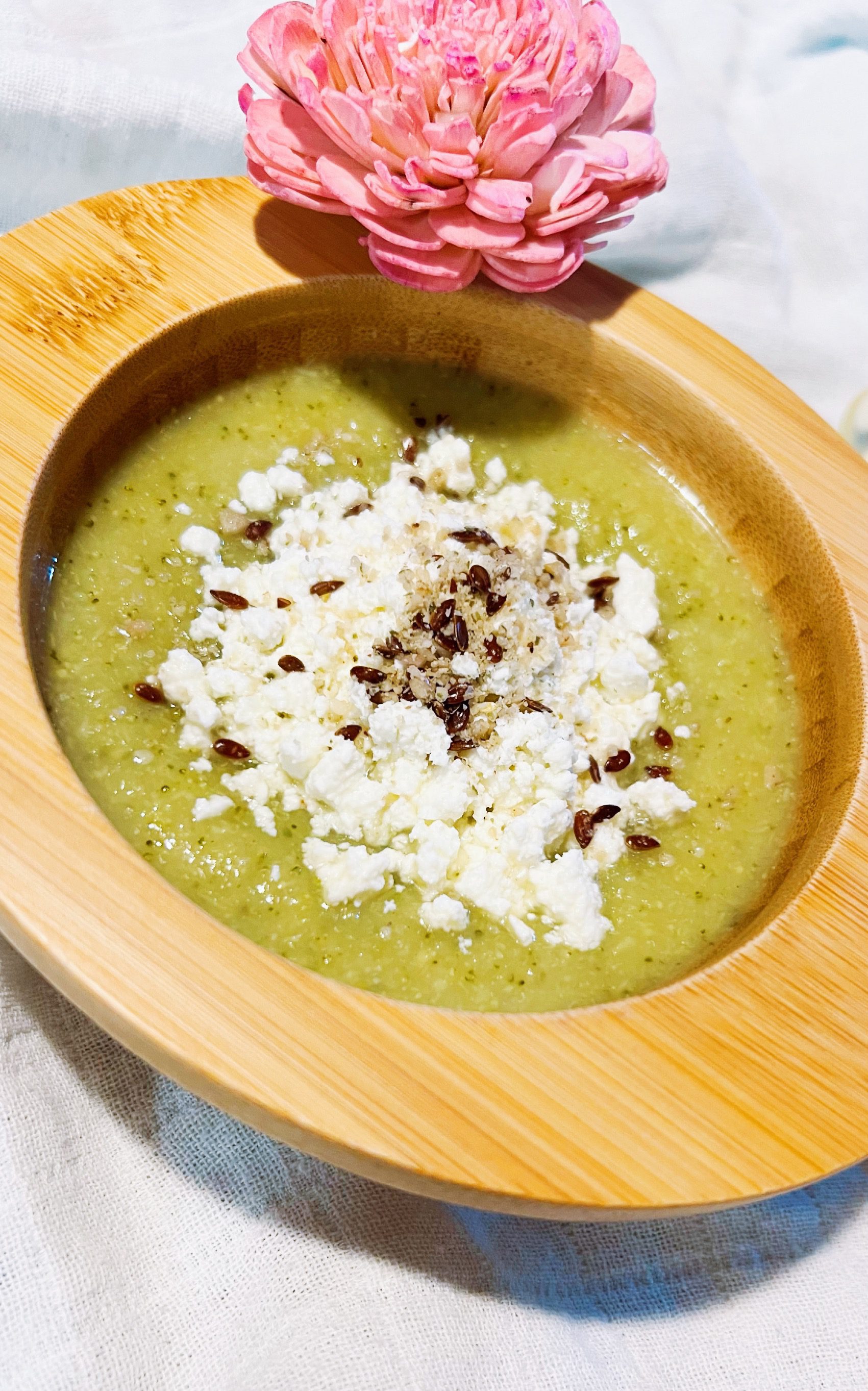 Supa crema de broccoli cu branzica de vaci si mix de seminte