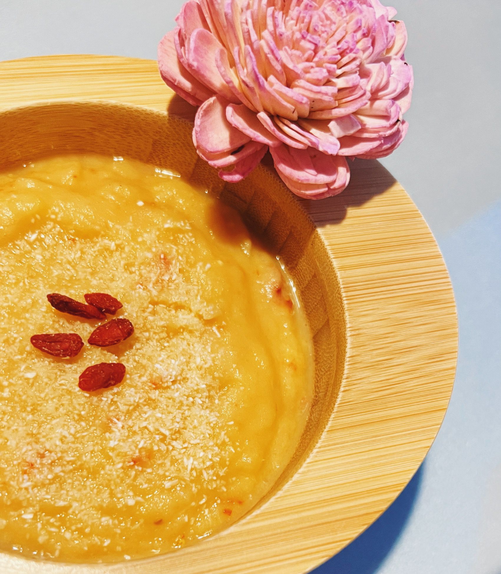 Piure de fructe cu fulgi de cocos si goji