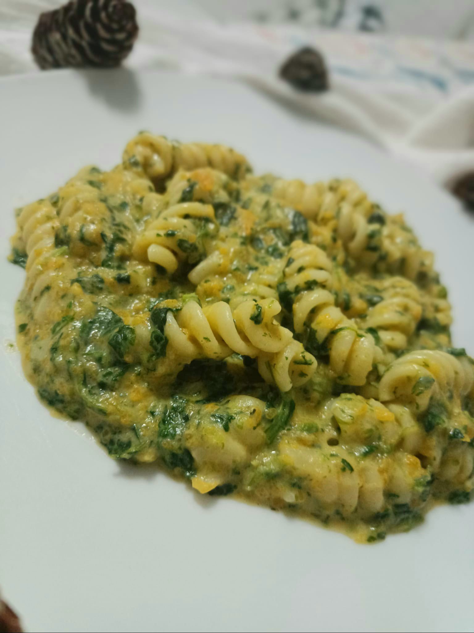 Fusilli cu sos de dovleac plăcintar și spanac (pentru bebeluși + familie)