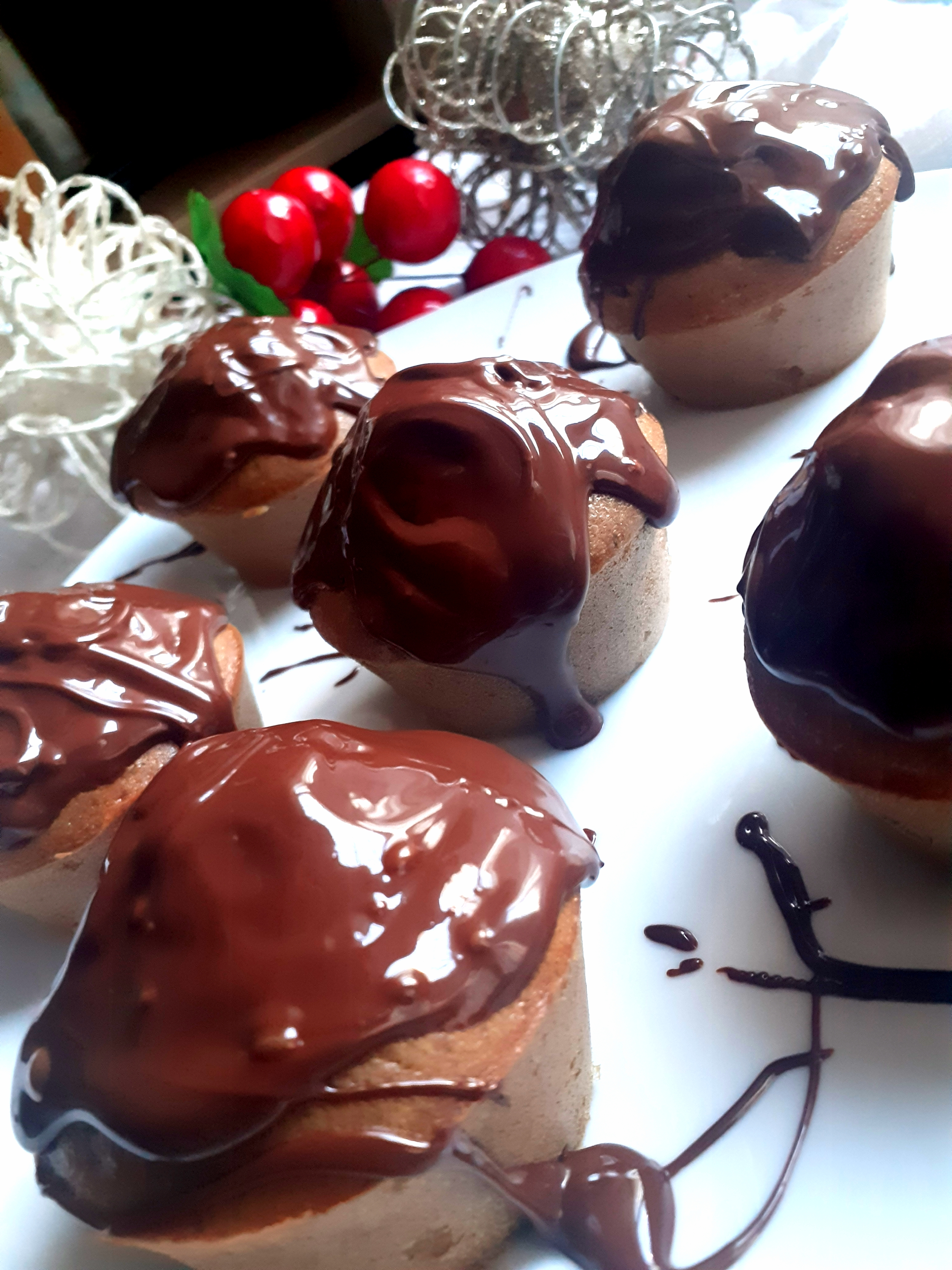 Briose cu lichior de ciocolata, cafea si glazura de ciocolata