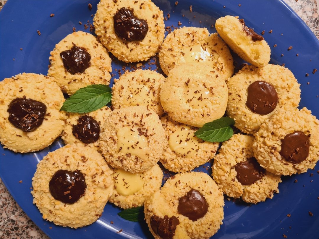 Biscuiti tavaliti cu nuci si ciocolata